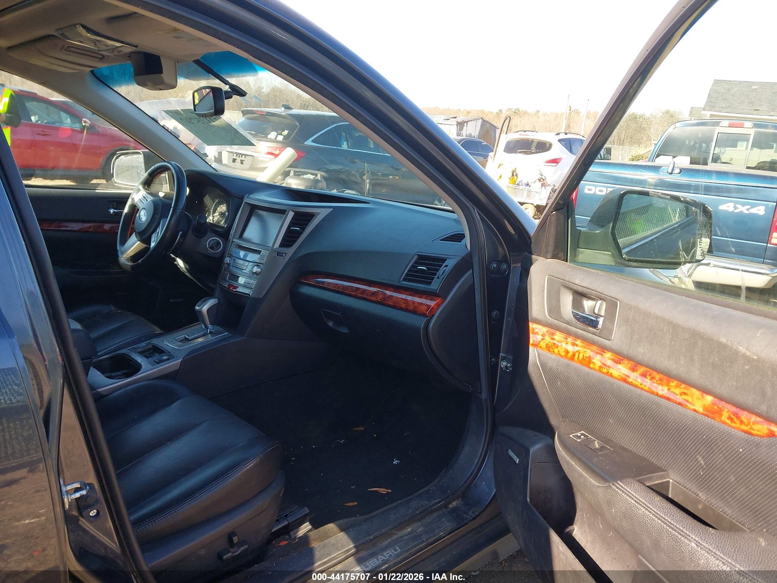 SUBARU OUTBACK image 5