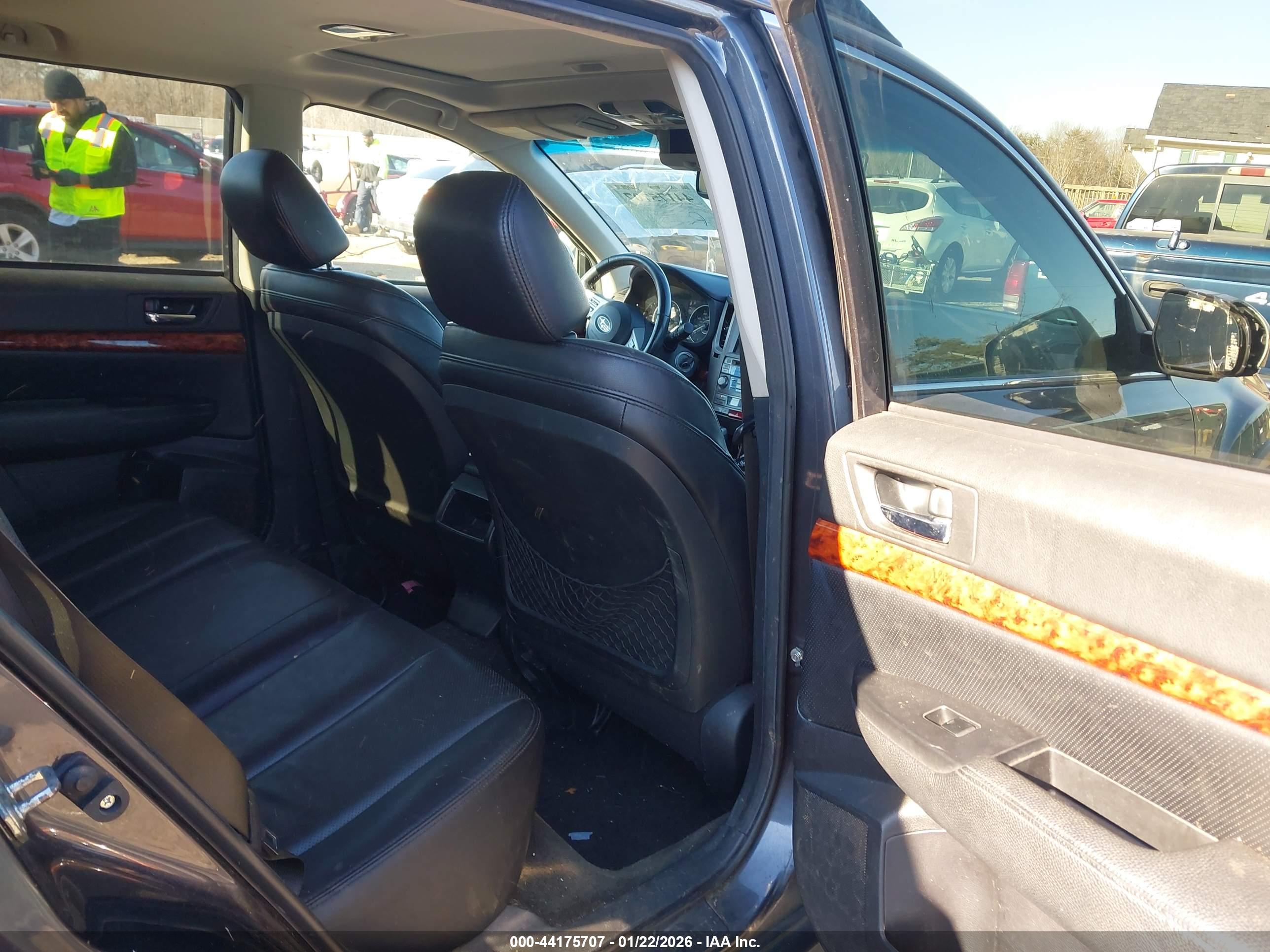 SUBARU OUTBACK image 8