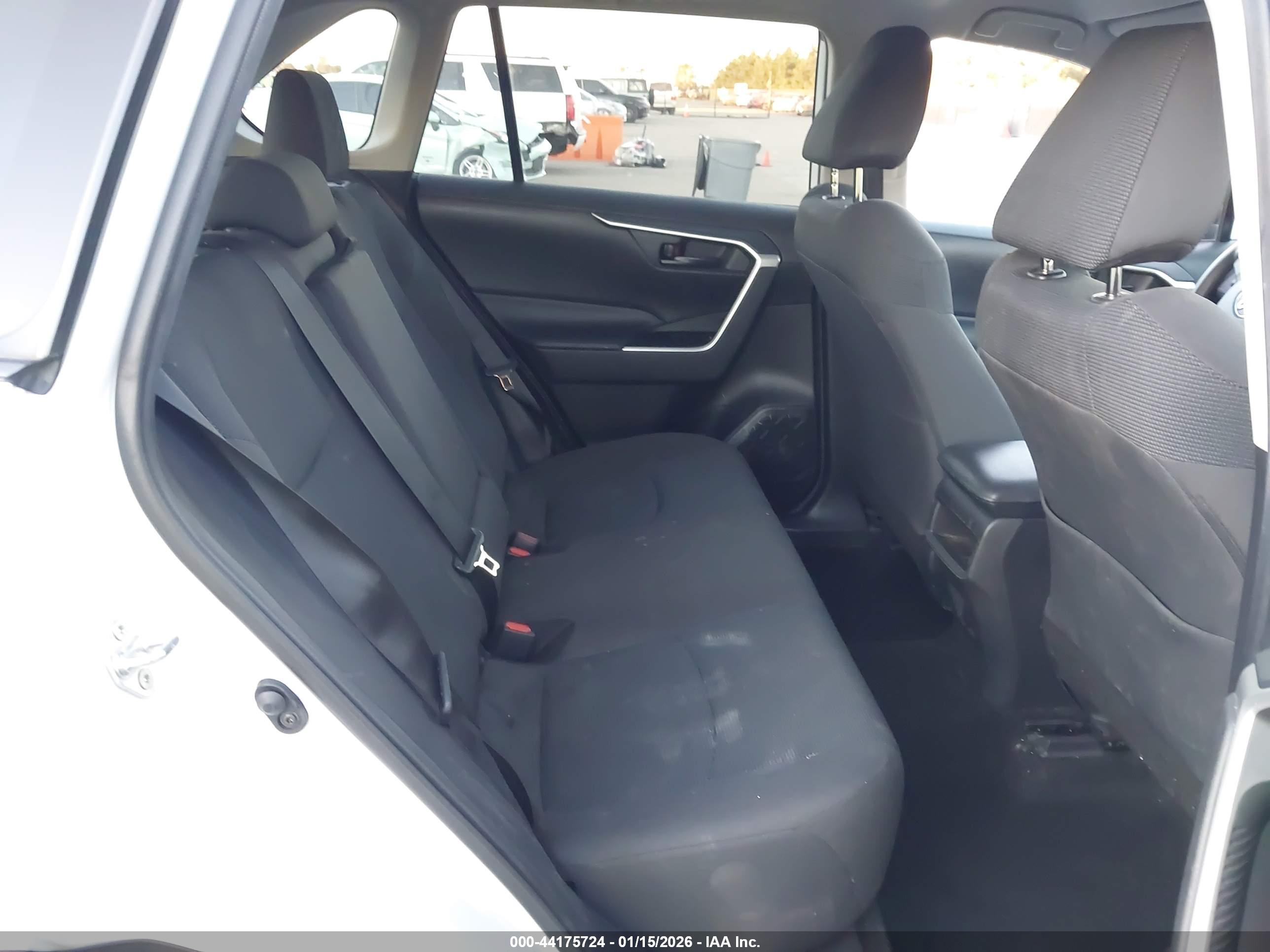 TOYOTA RAV4 image 8
