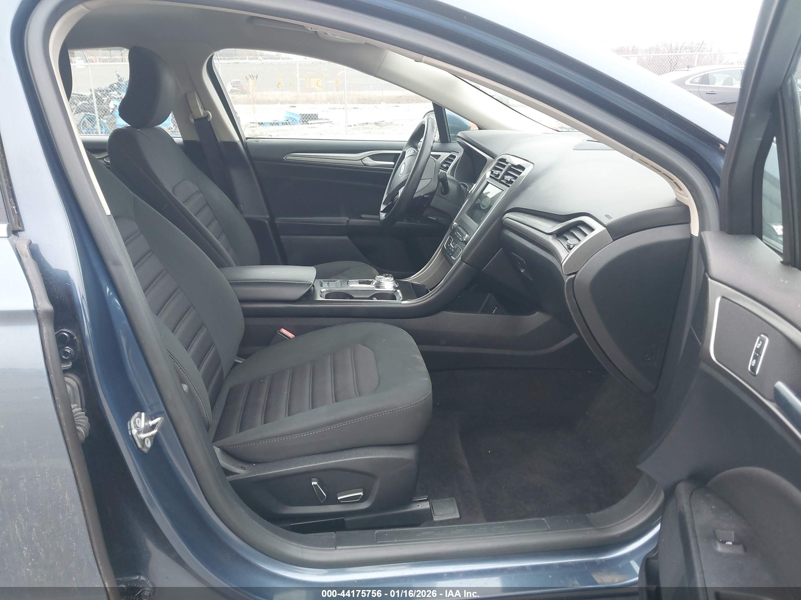 FORD FUSION image 5