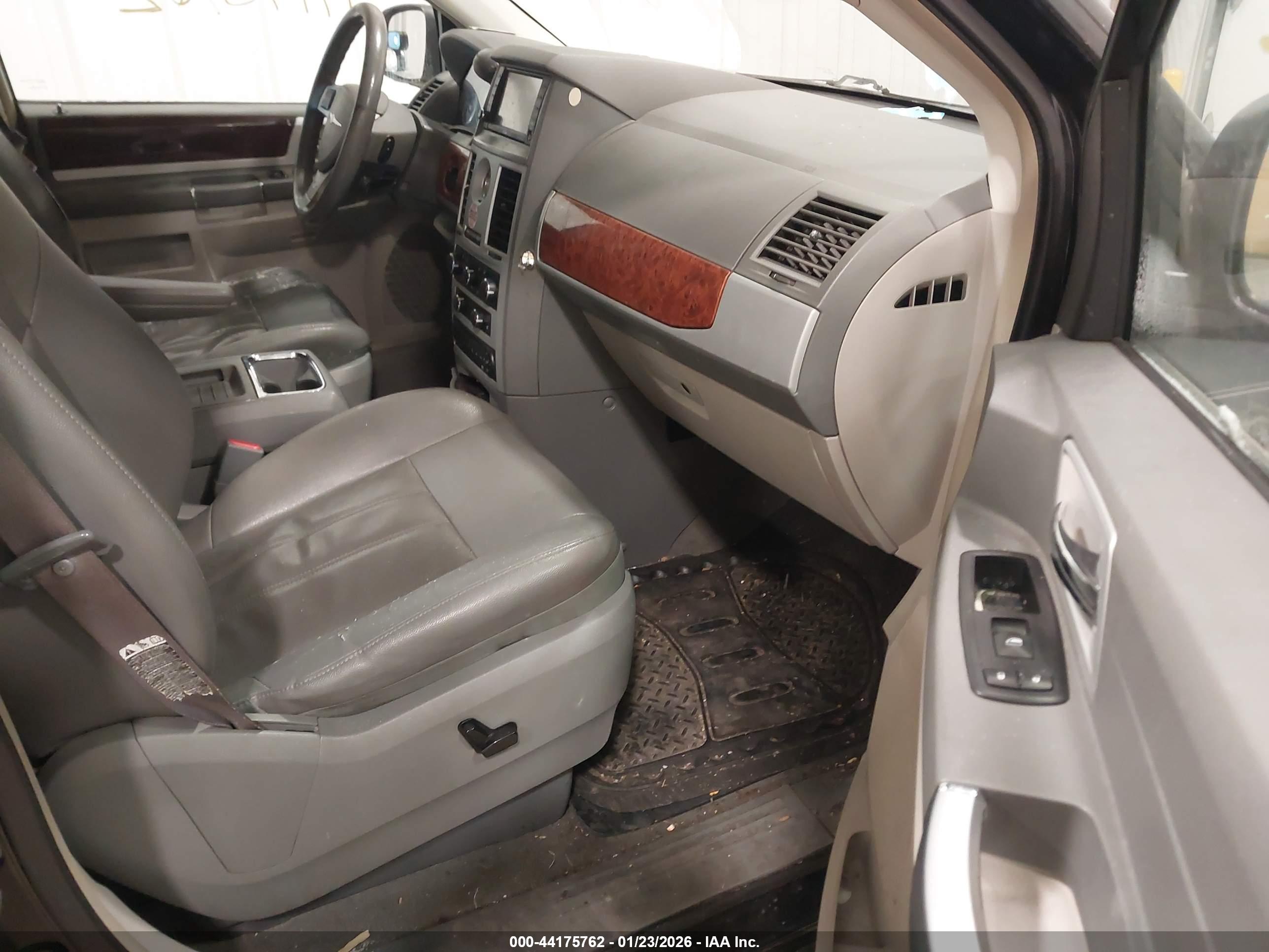 CHRYSLER TOWN image 5
