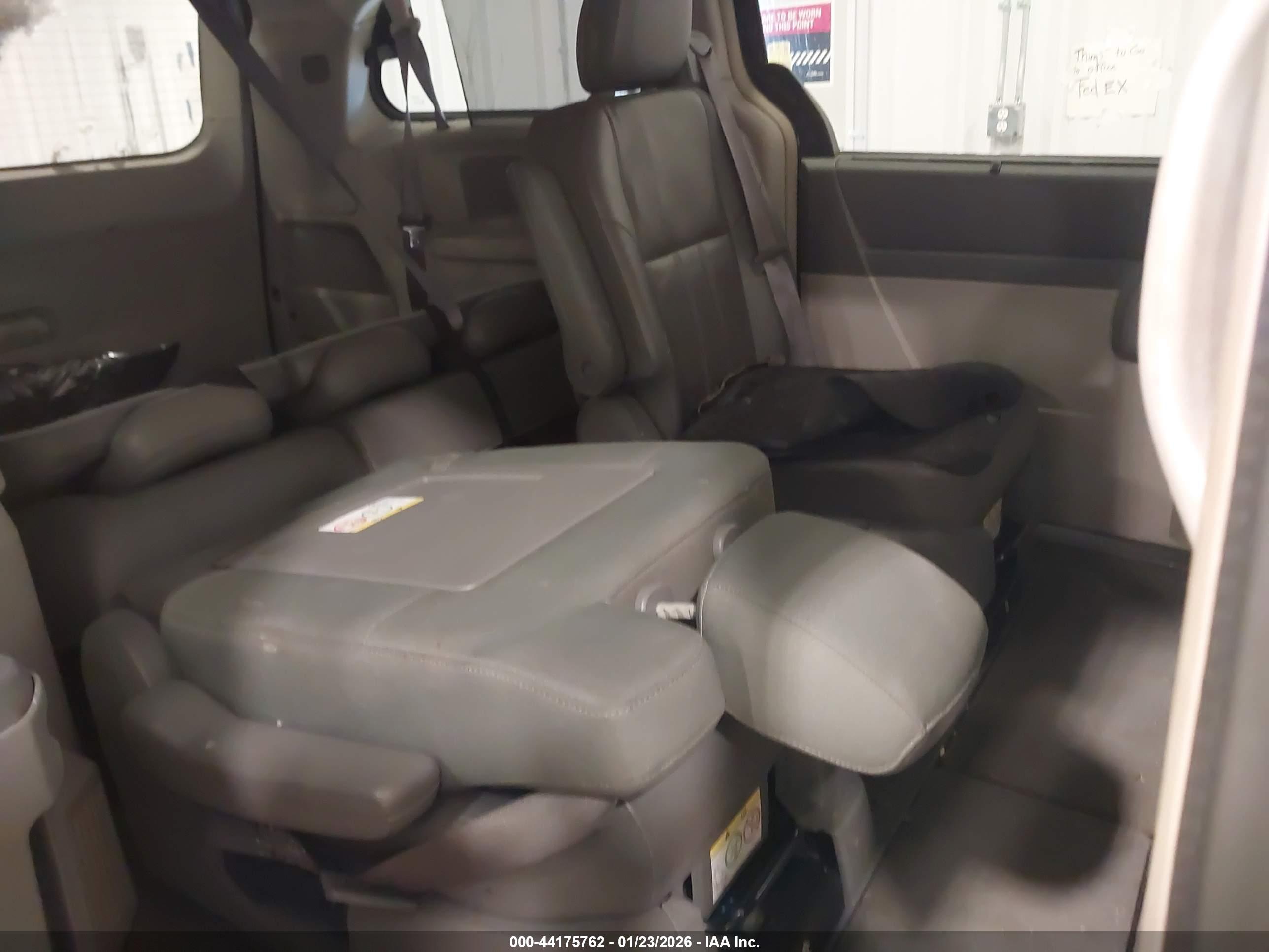 CHRYSLER TOWN image 8