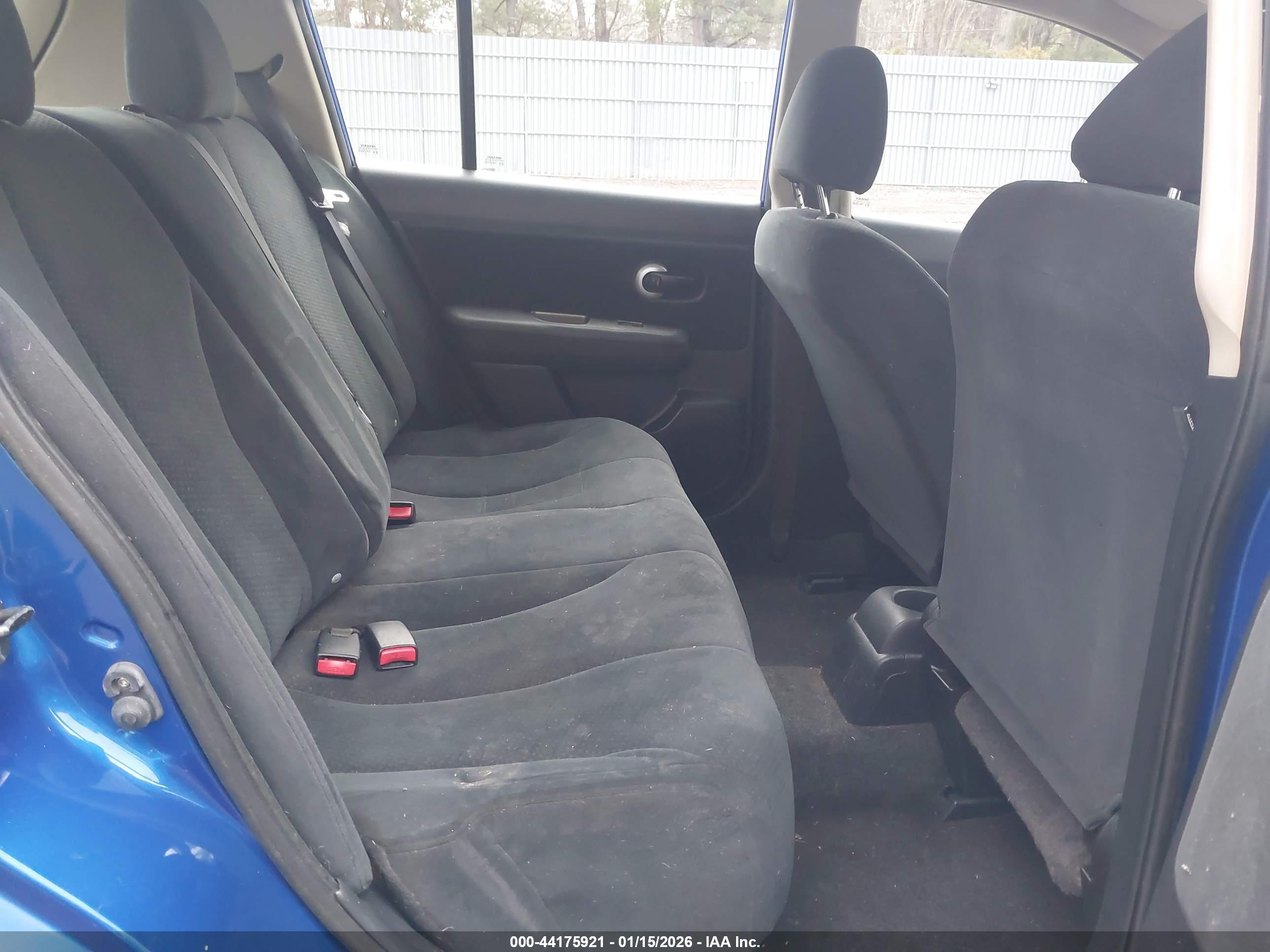 NISSAN VERSA image 8