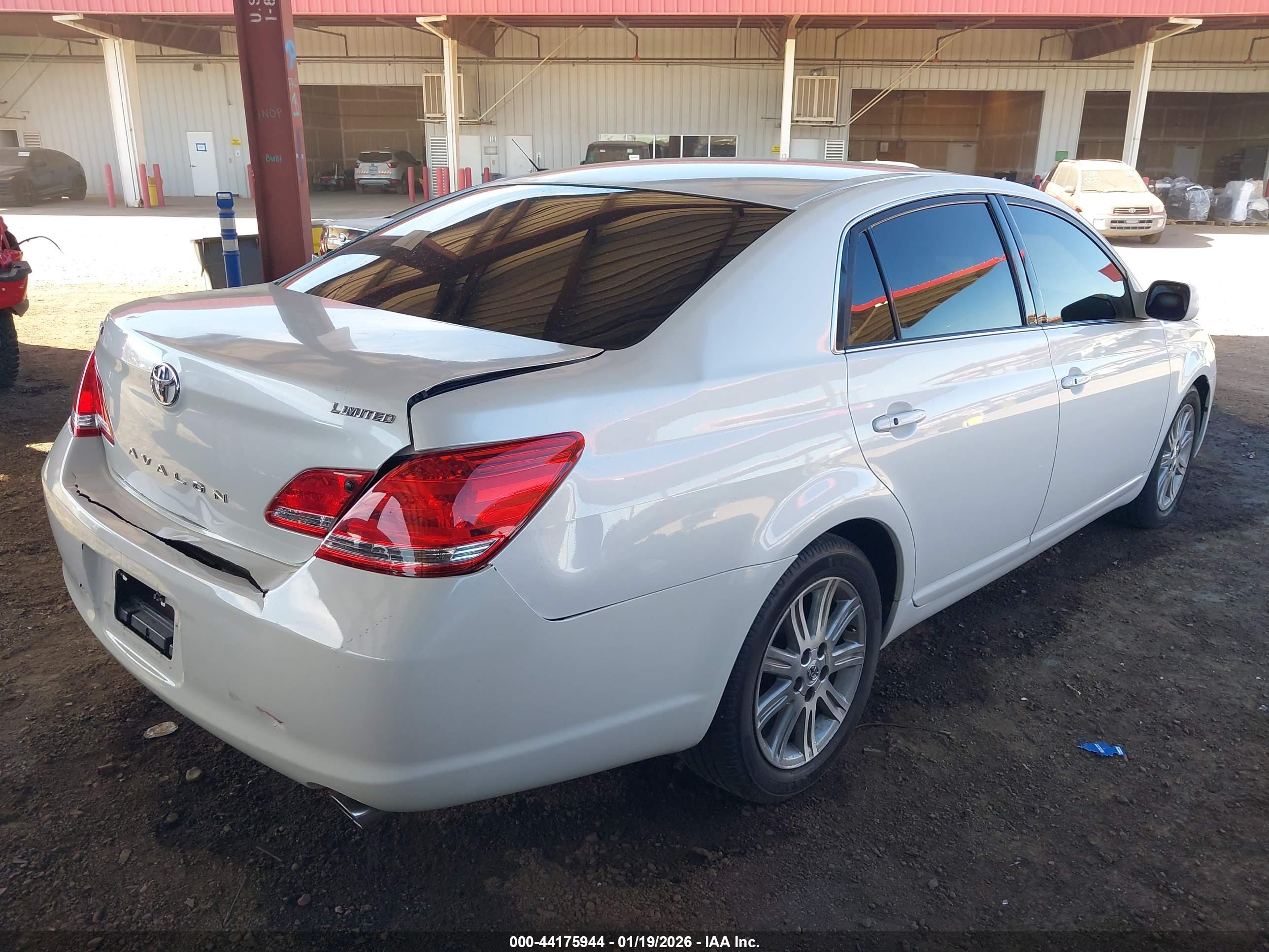 TOYOTA AVALON image 4