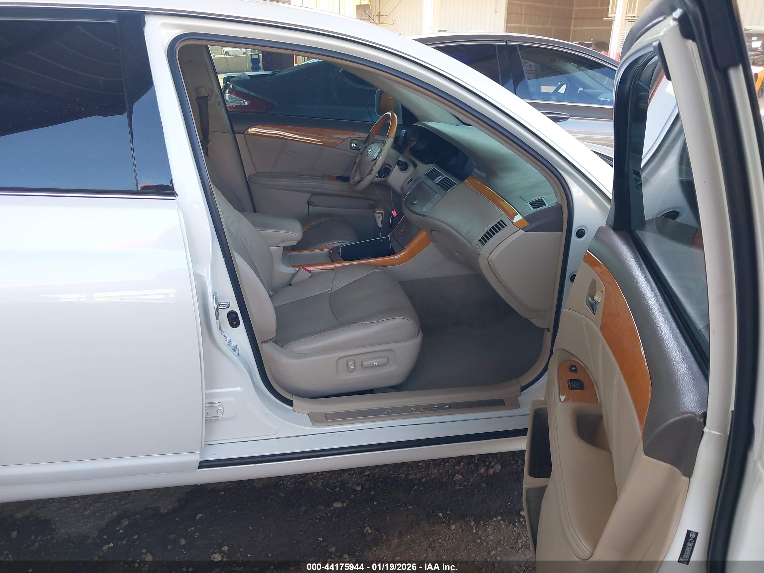 TOYOTA AVALON image 5