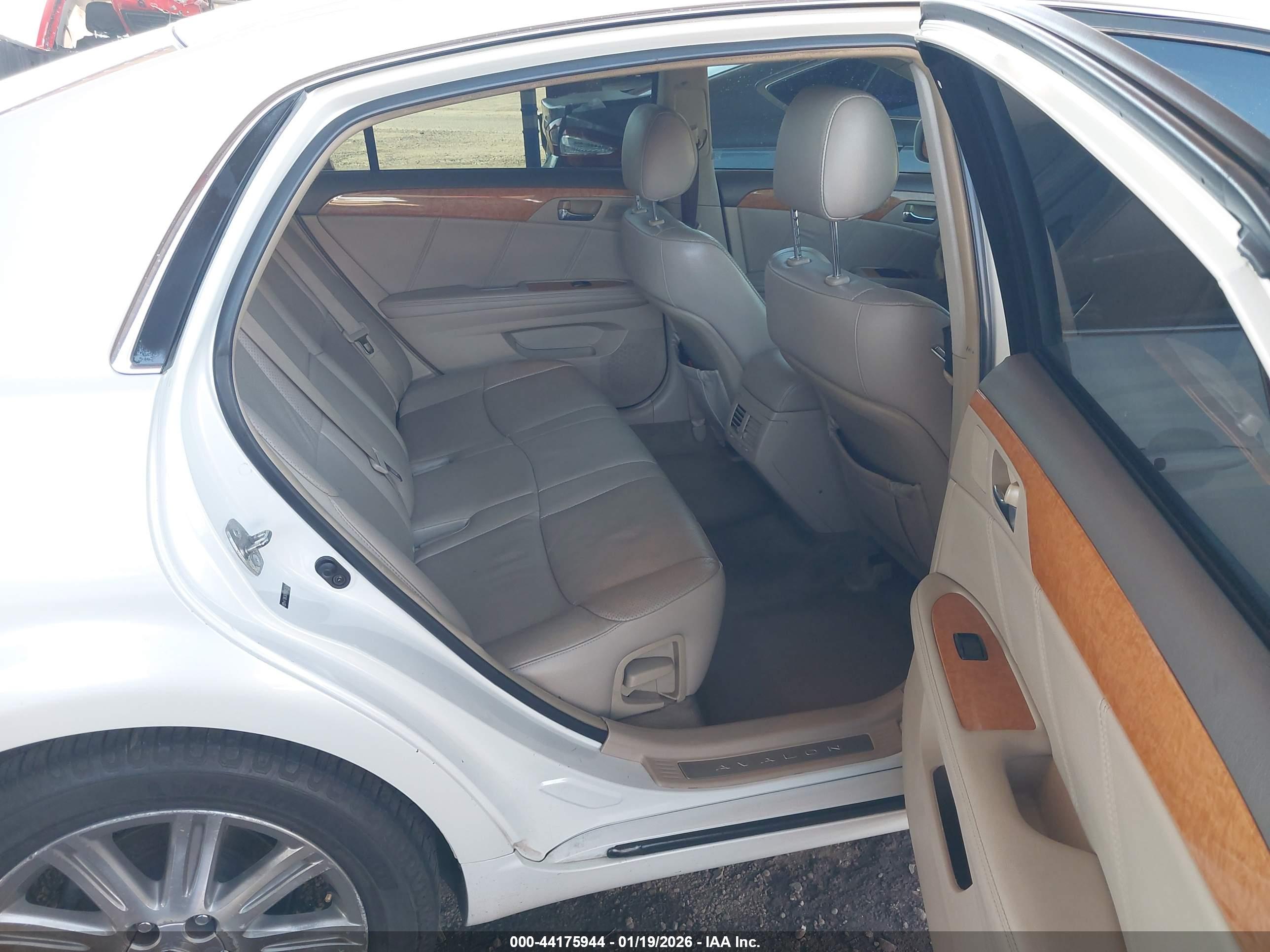 TOYOTA AVALON image 8
