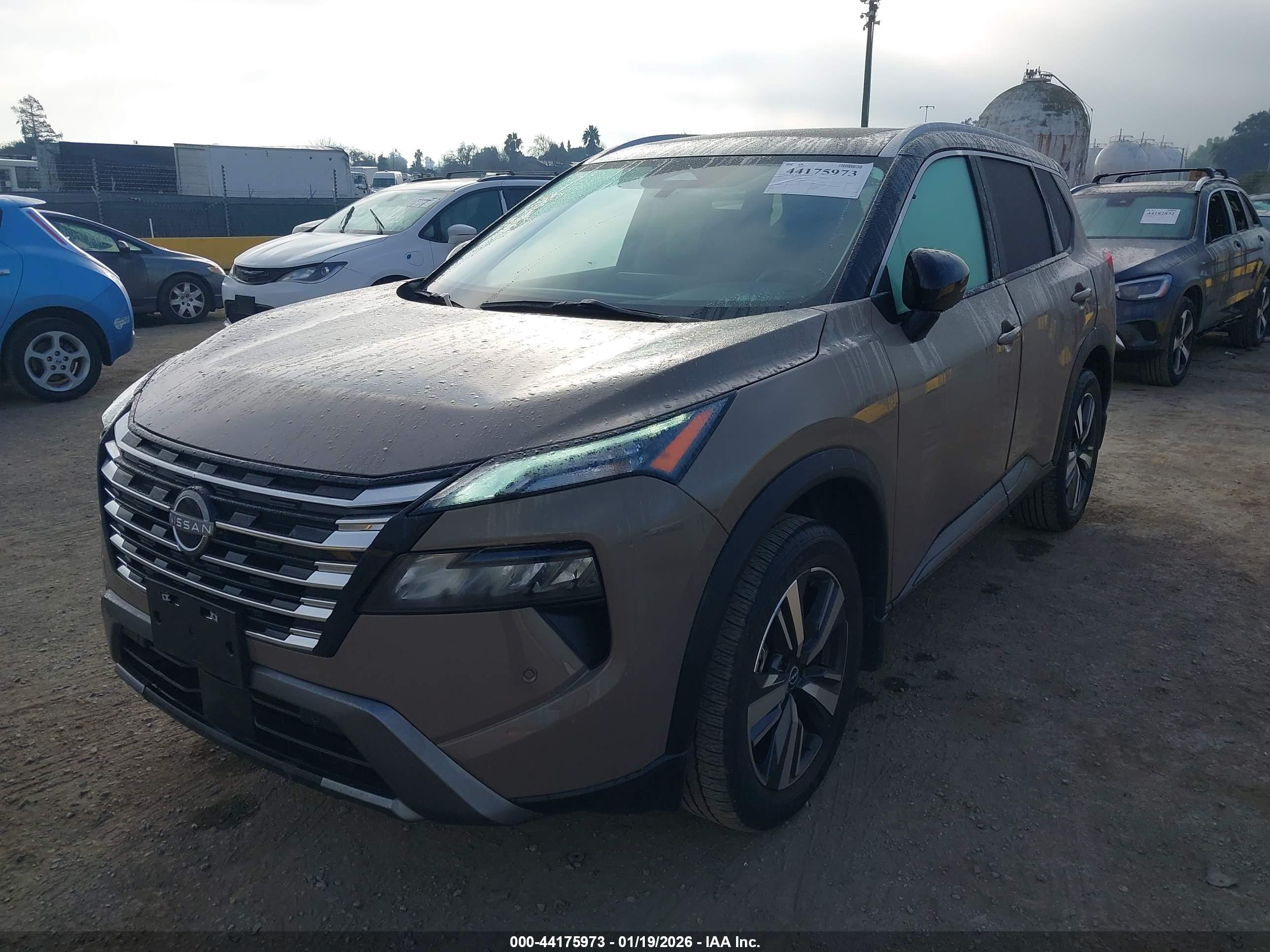 NISSAN ROGUE image 2