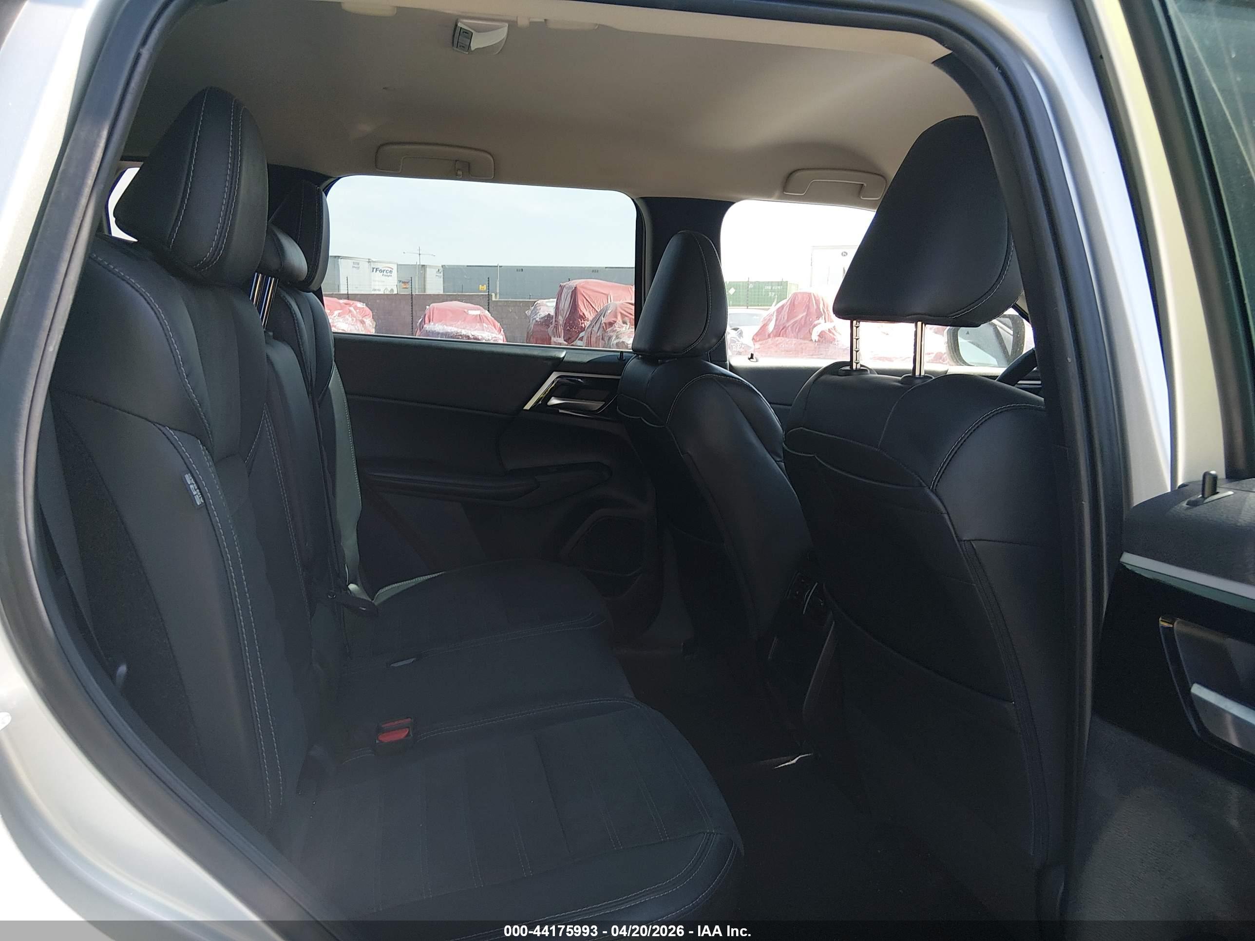 MITSUBISHI OUTLANDER image 8