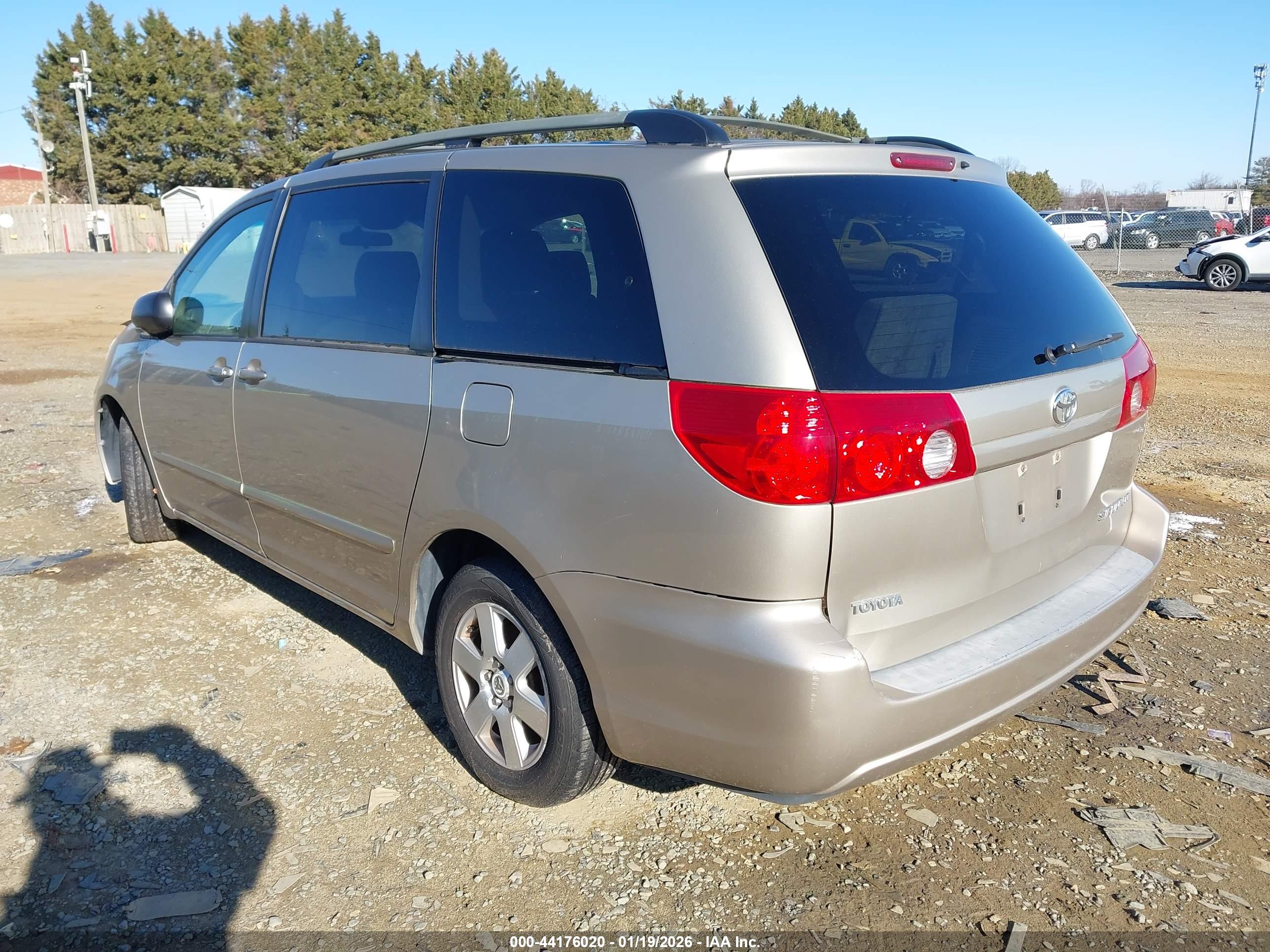 TOYOTA SIENNA image 3