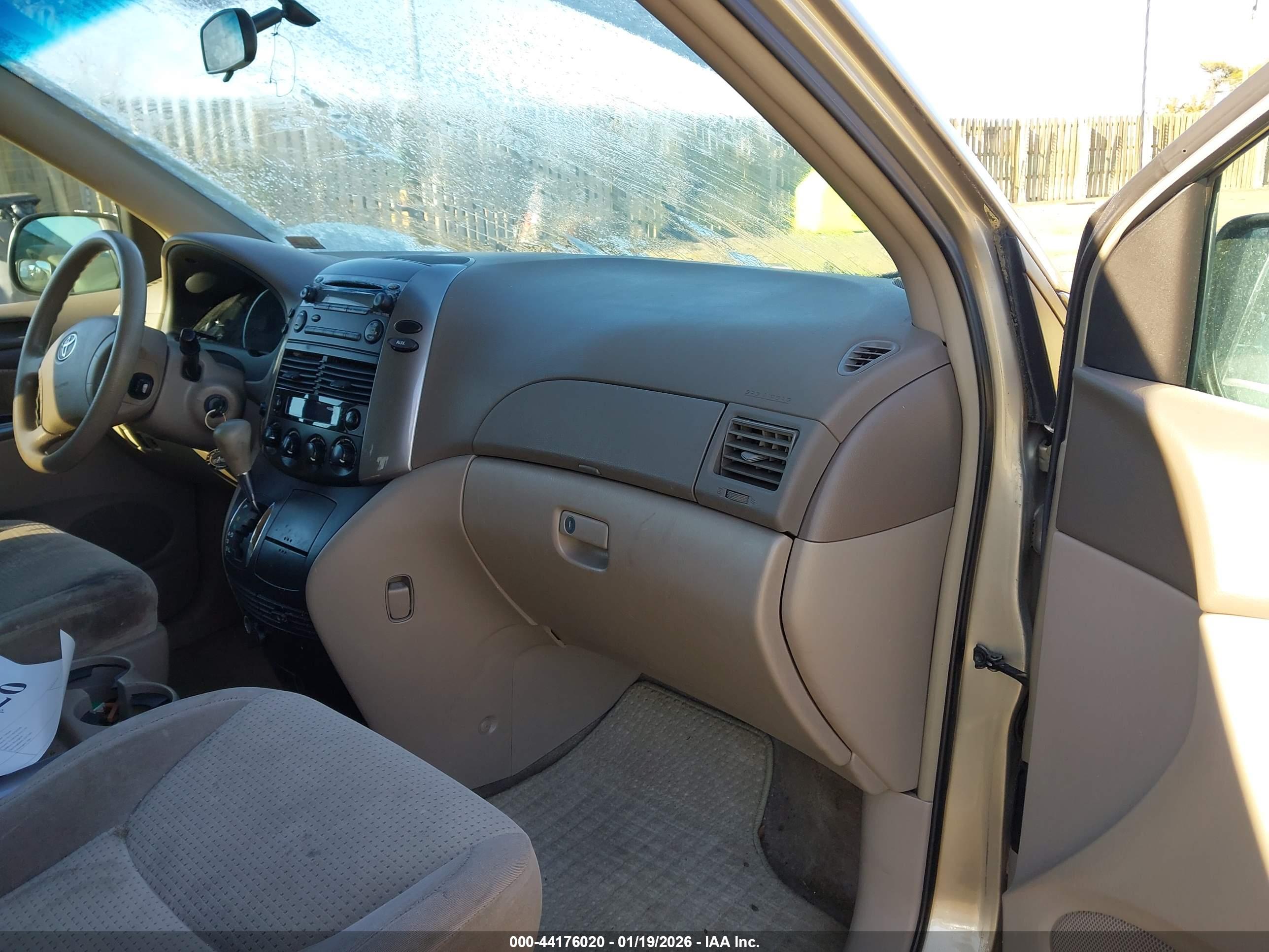 TOYOTA SIENNA image 5
