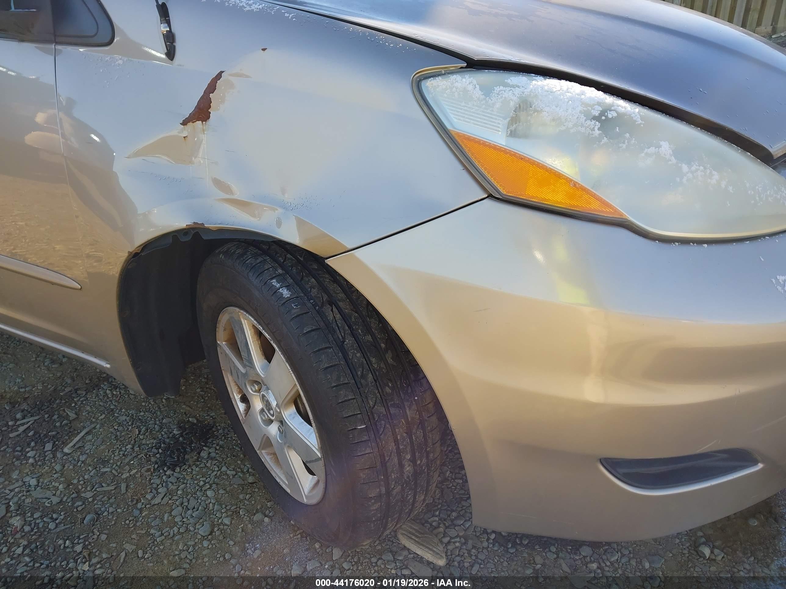 TOYOTA SIENNA image 6