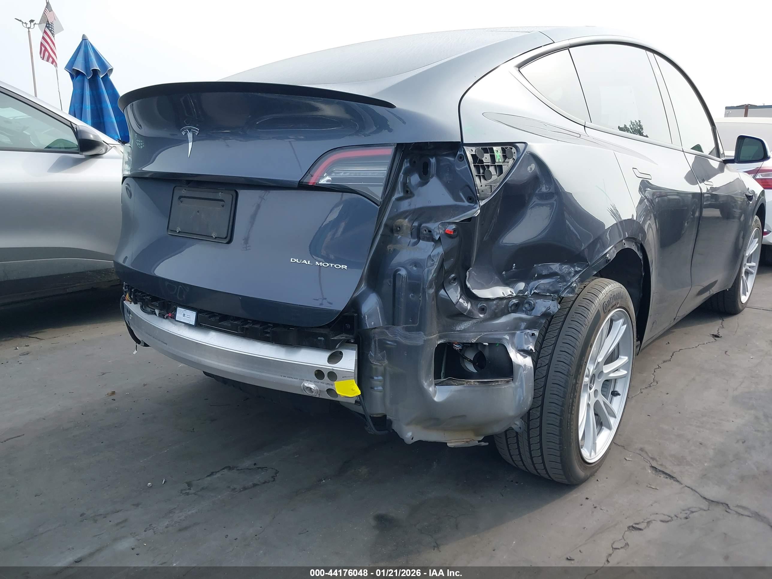 TESLA MODEL image 6