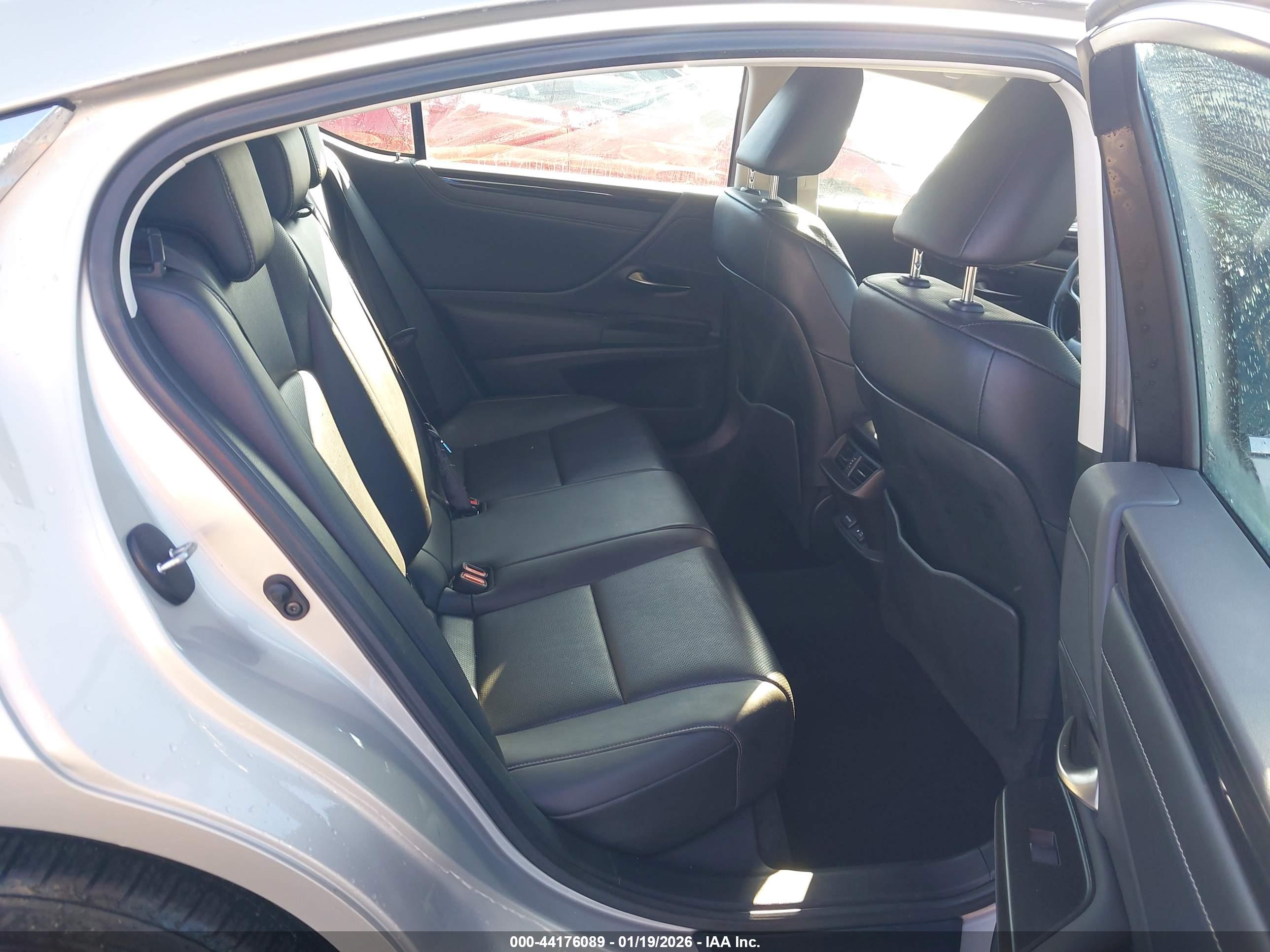LEXUS ES image 8