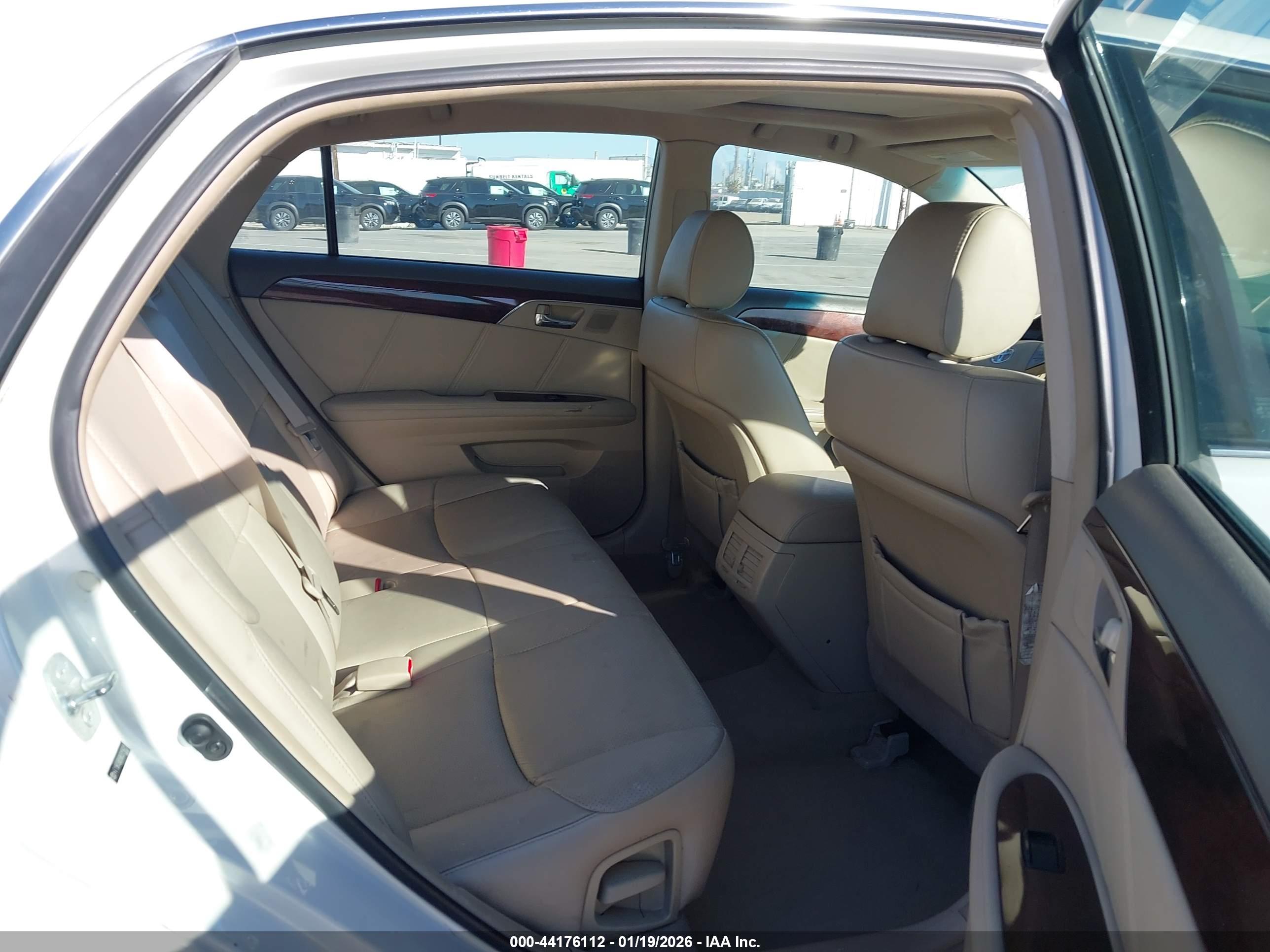 TOYOTA AVALON image 8