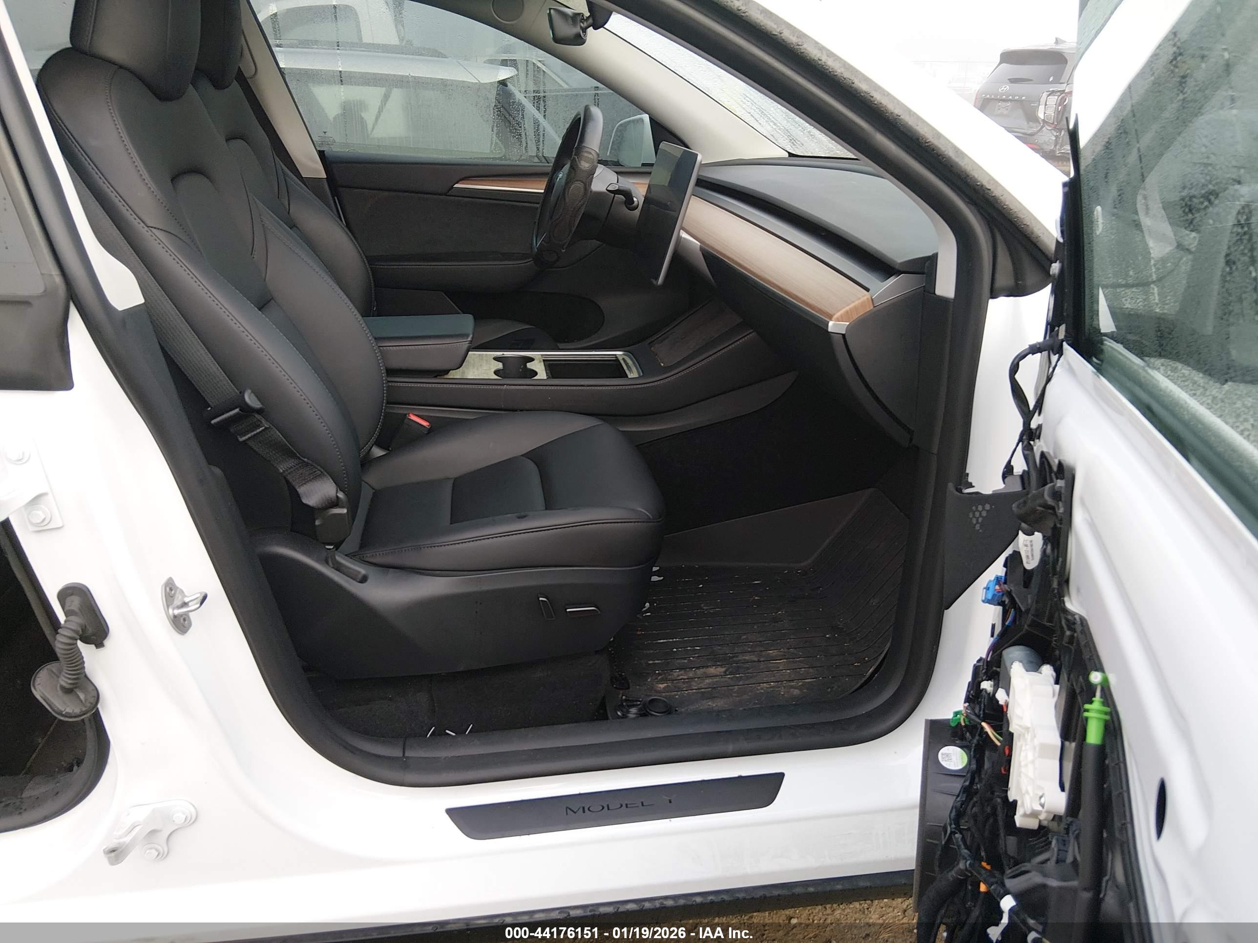 TESLA MODEL image 5