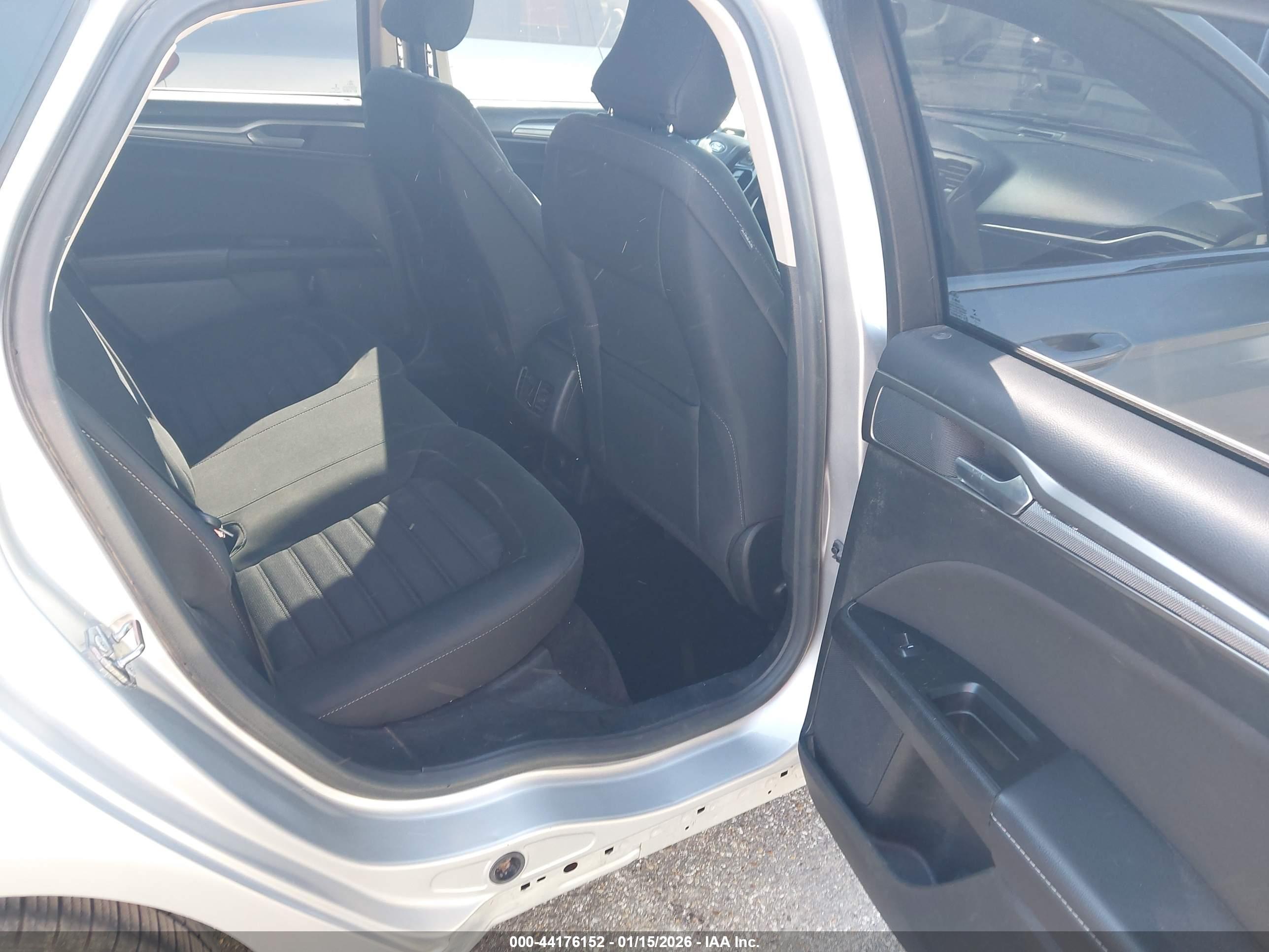 FORD FUSION image 8
