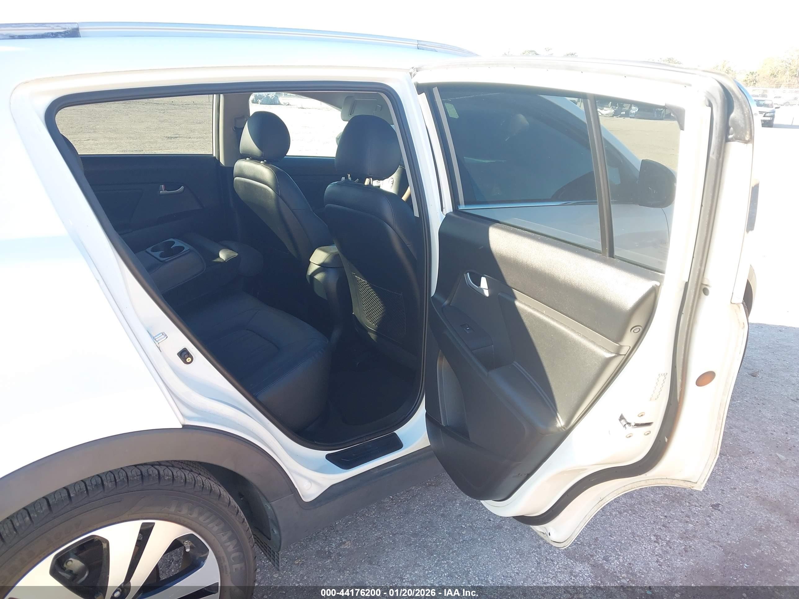 KIA SPORTAGE image 8