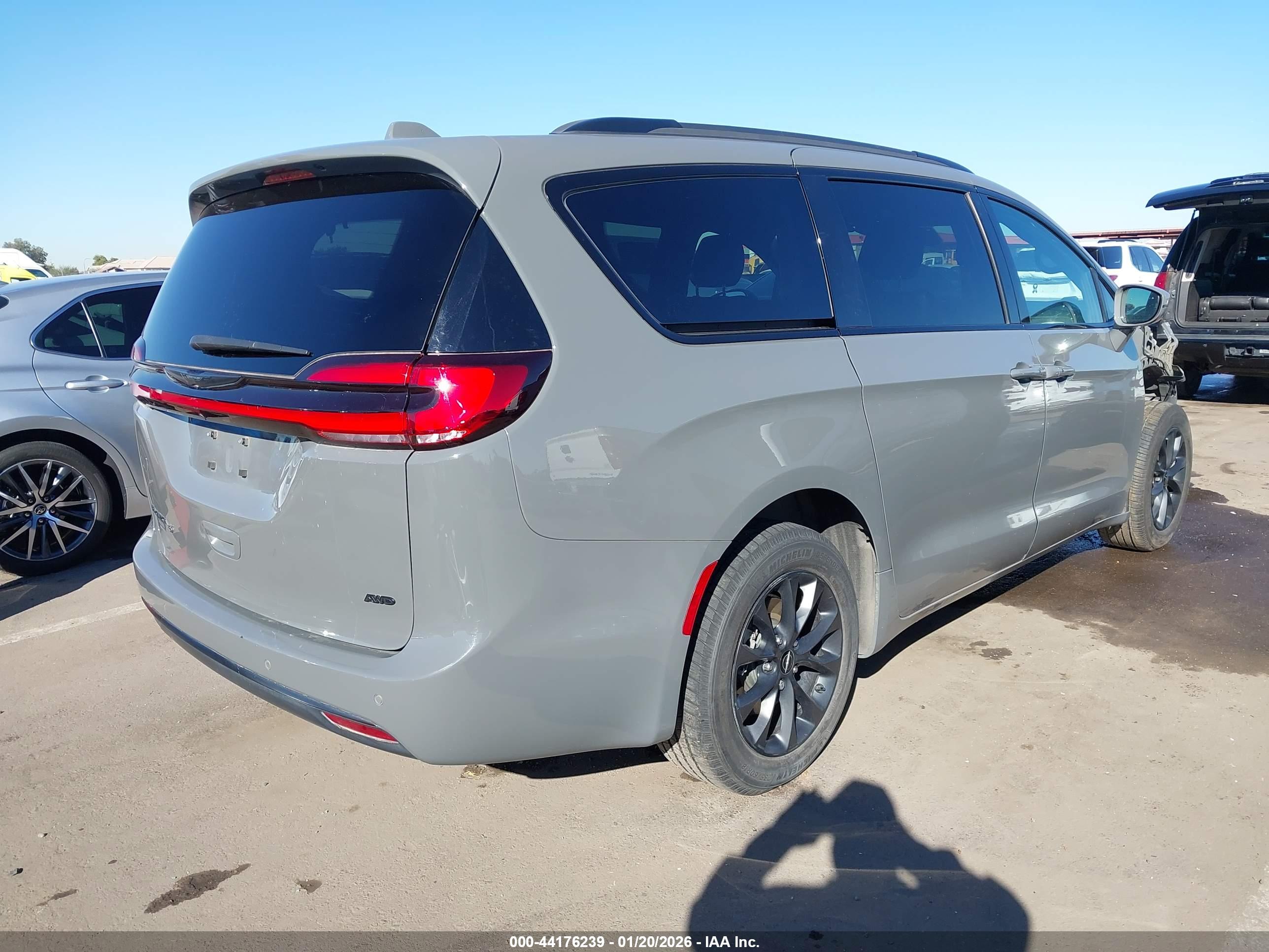 CHRYSLER PACIFICA image 4