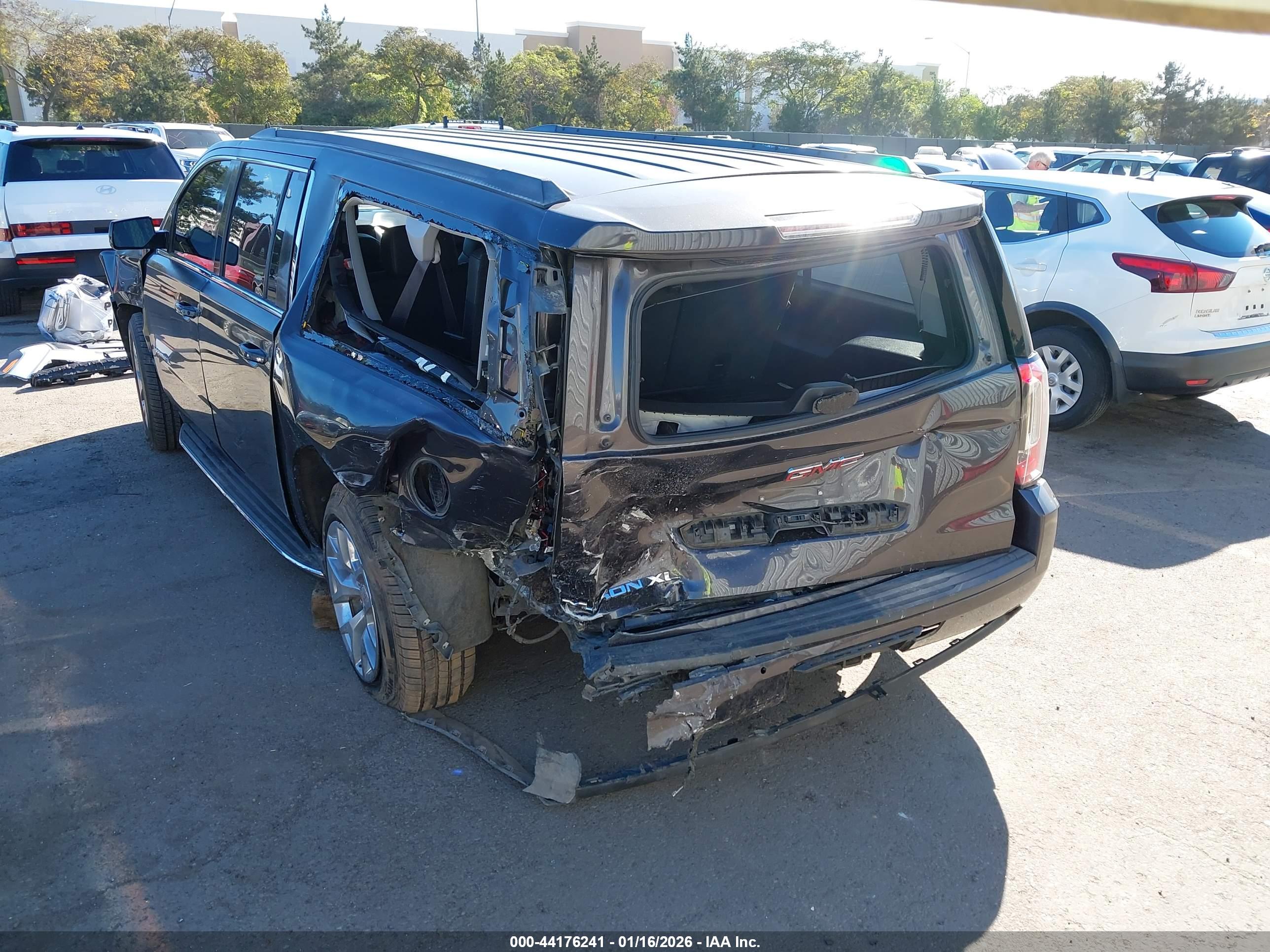 GMC YUKON image 6
