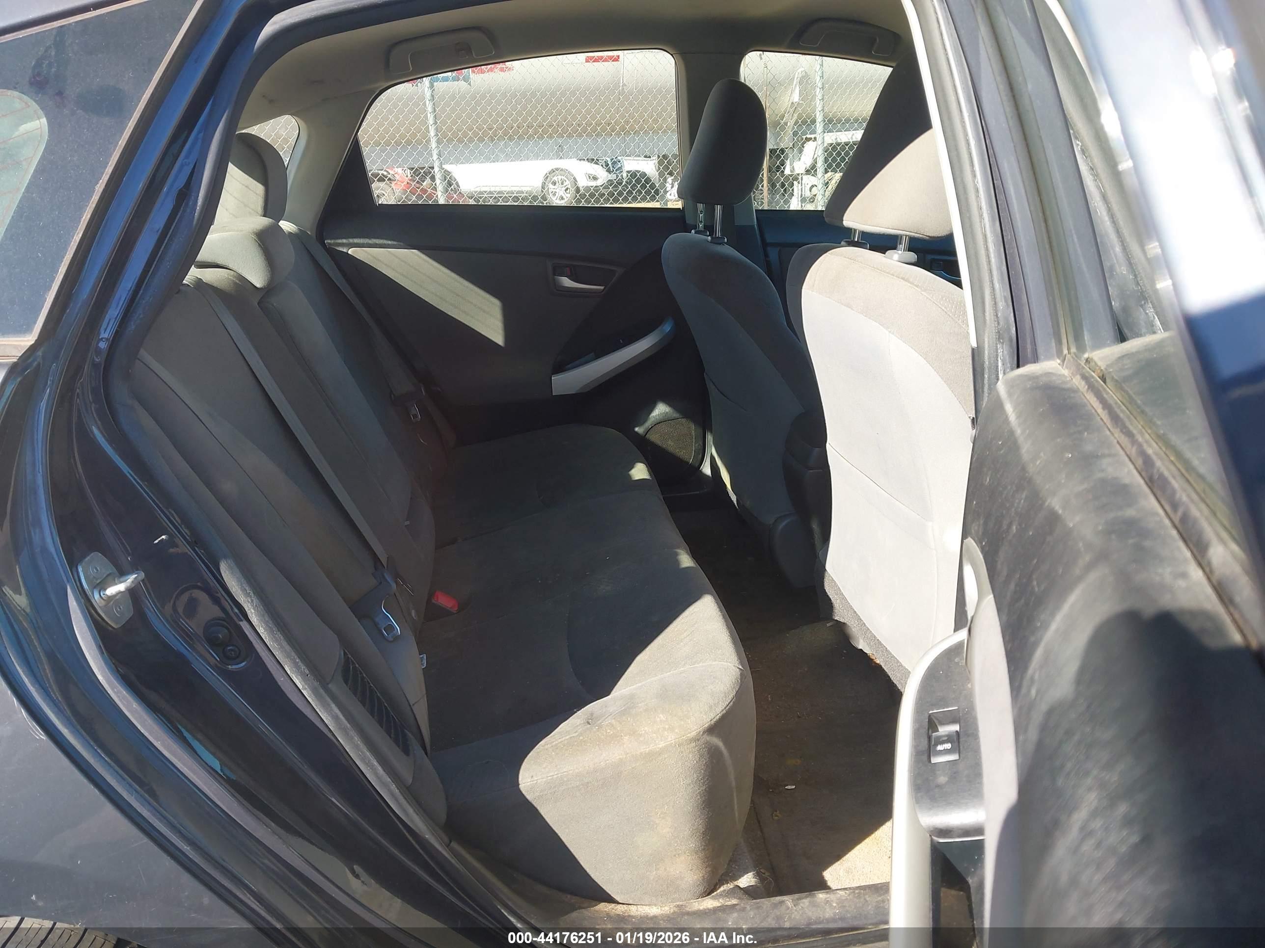 TOYOTA PRIUS image 8
