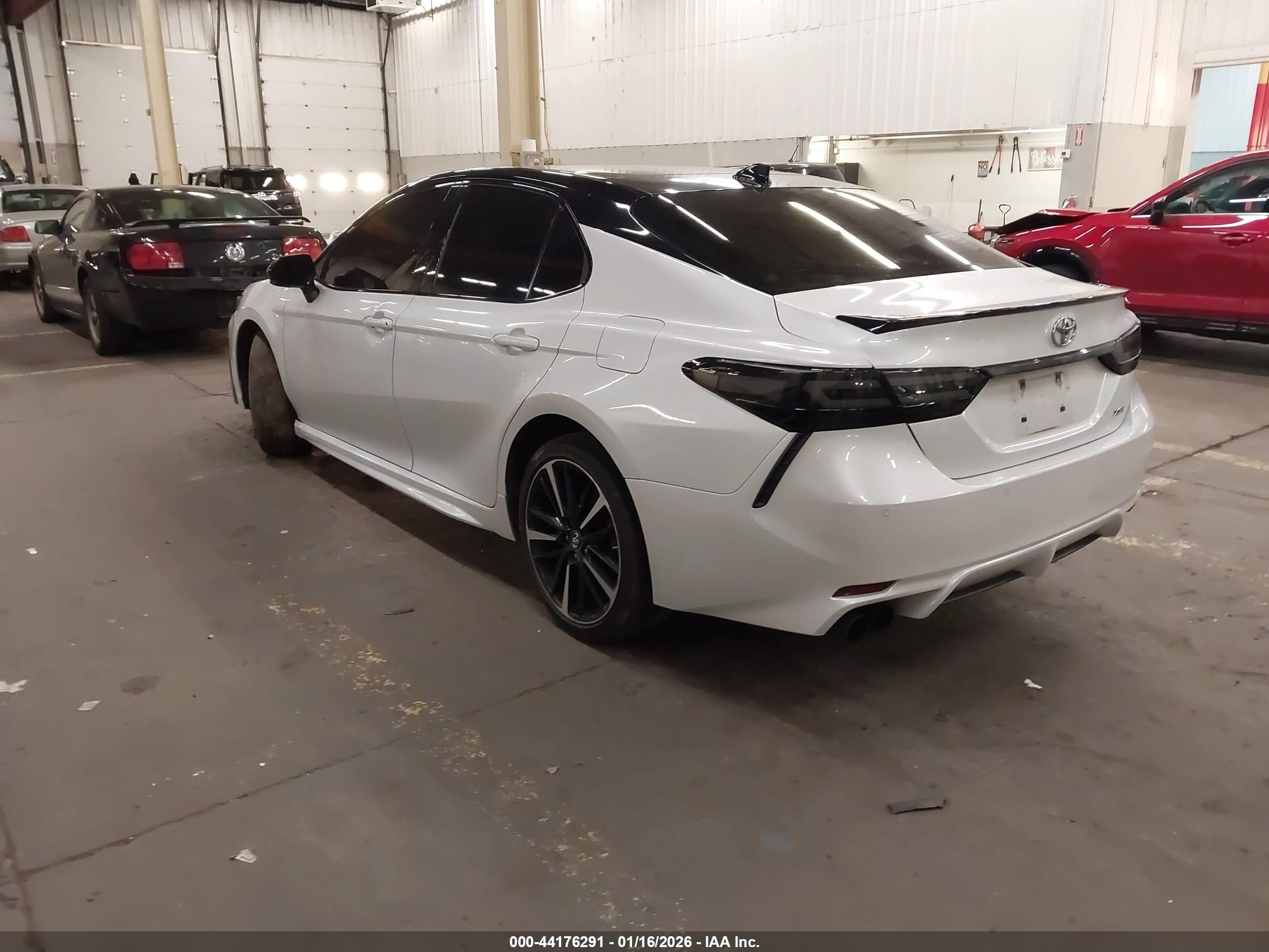 TOYOTA CAMRY image 3