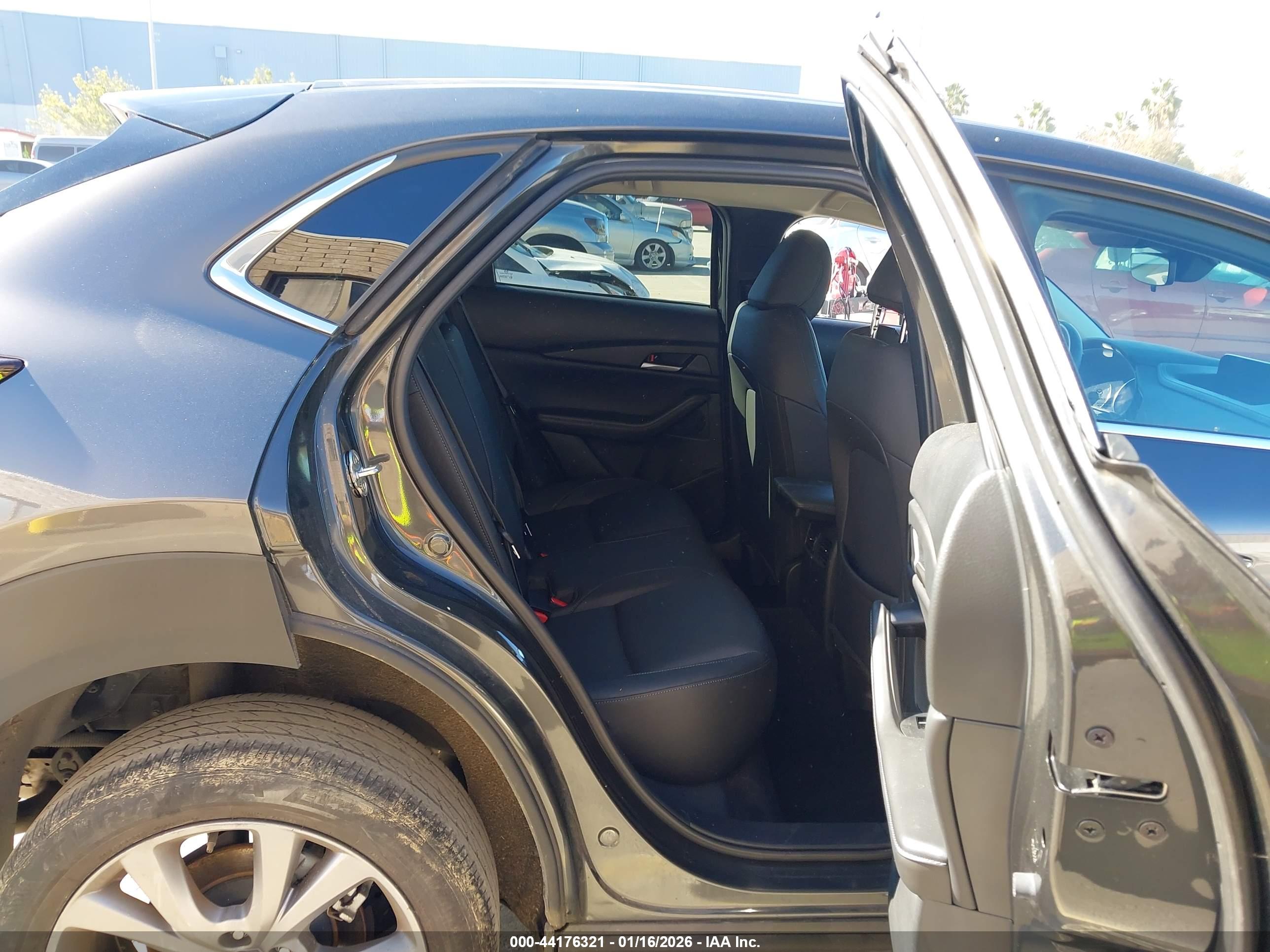 MAZDA CX-30 image 8