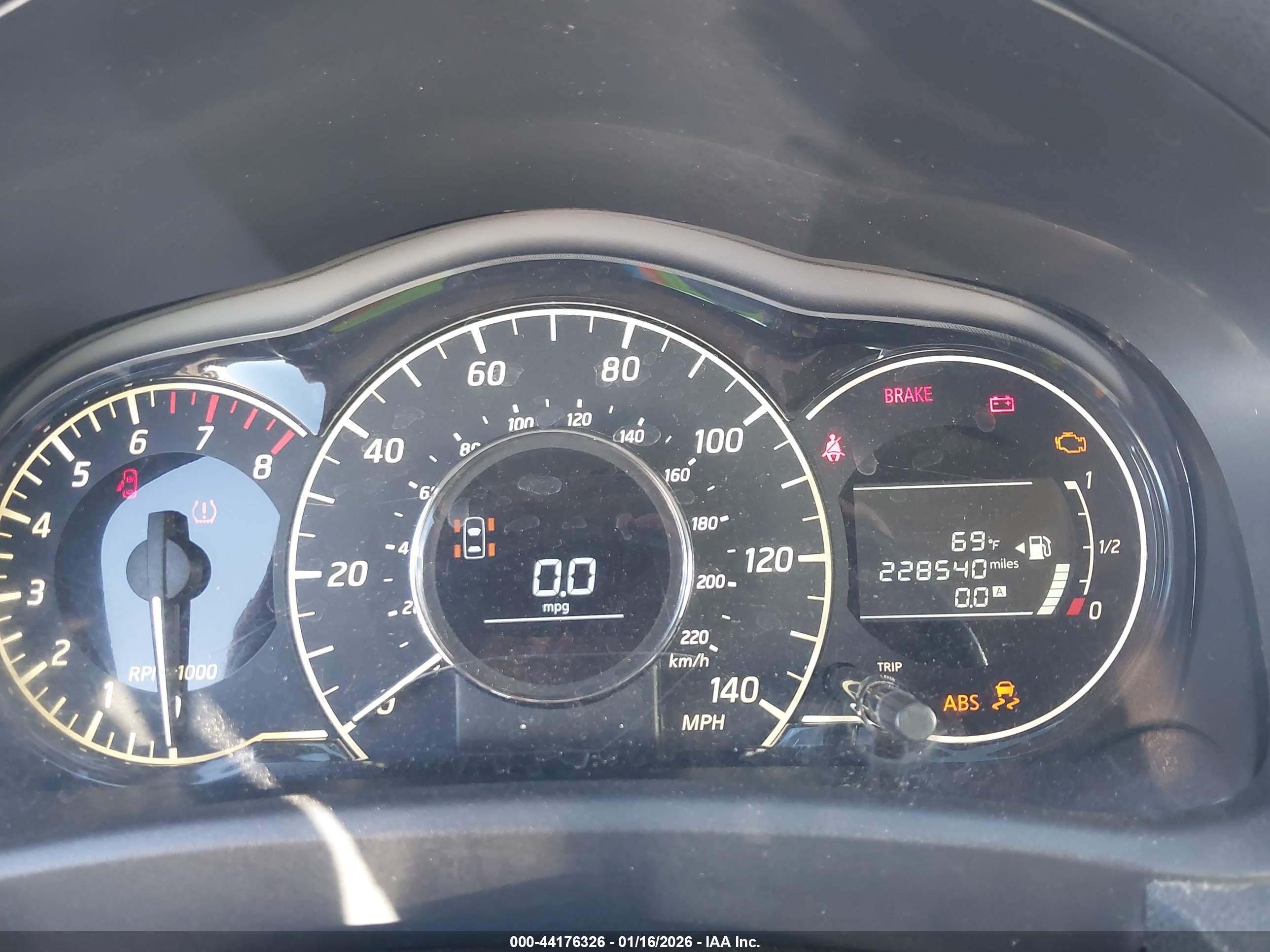 NISSAN VERSA image 7