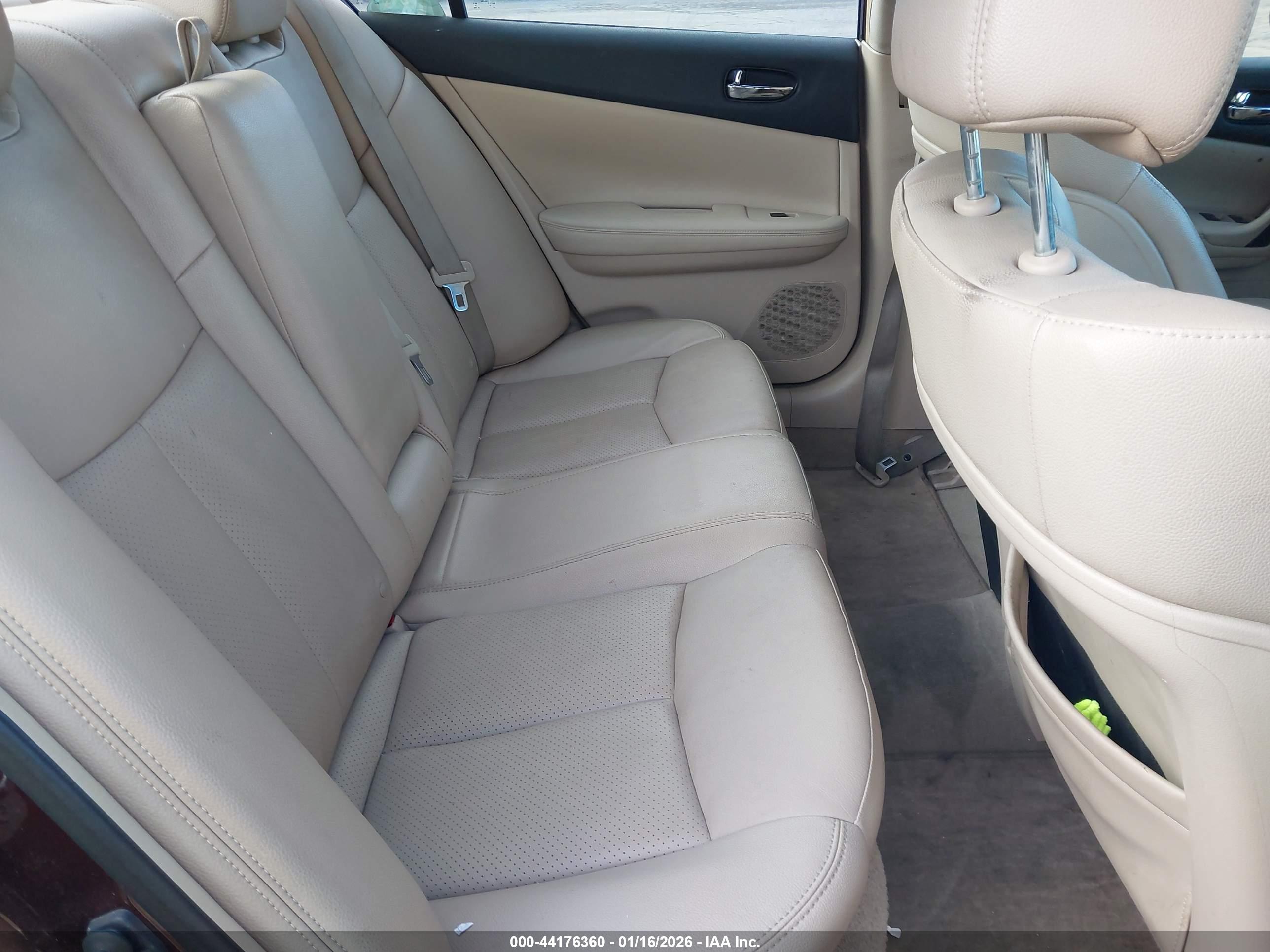 NISSAN MAXIMA image 8