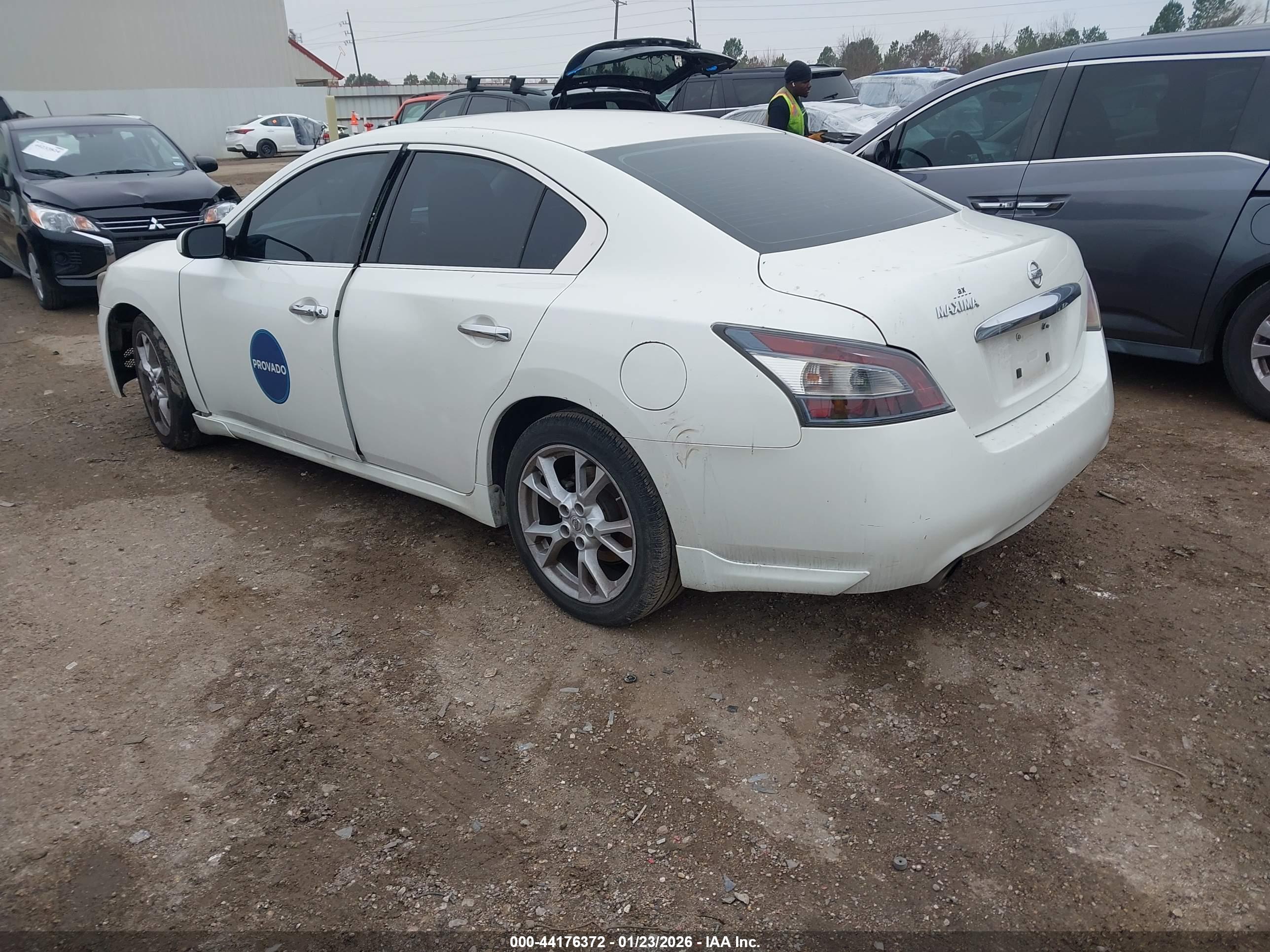 NISSAN MAXIMA image 3