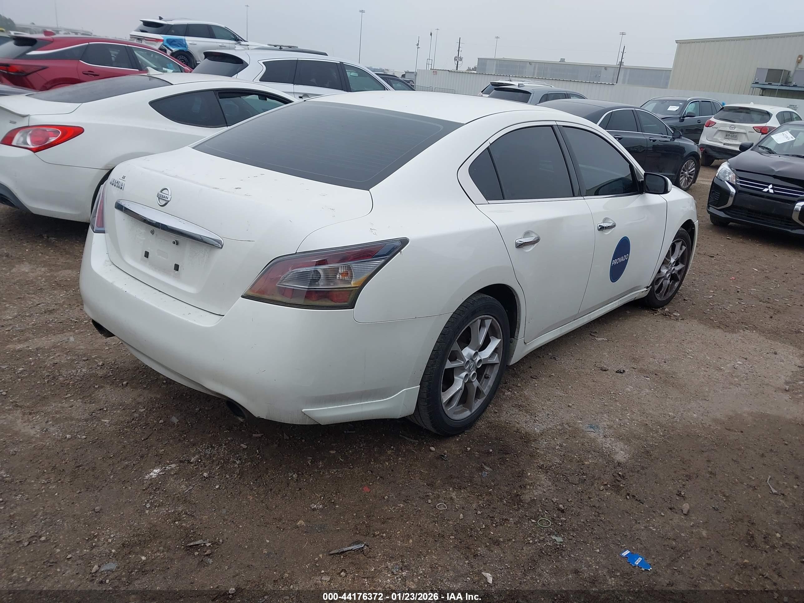 NISSAN MAXIMA image 4