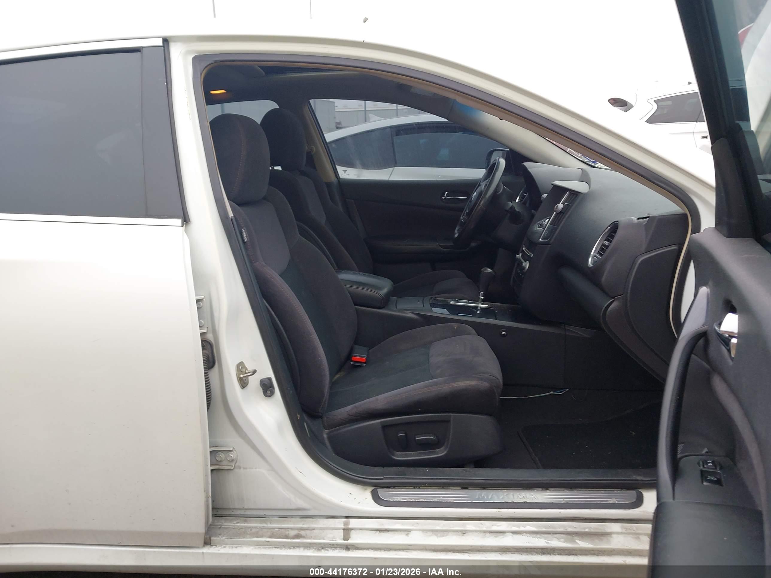 NISSAN MAXIMA image 5