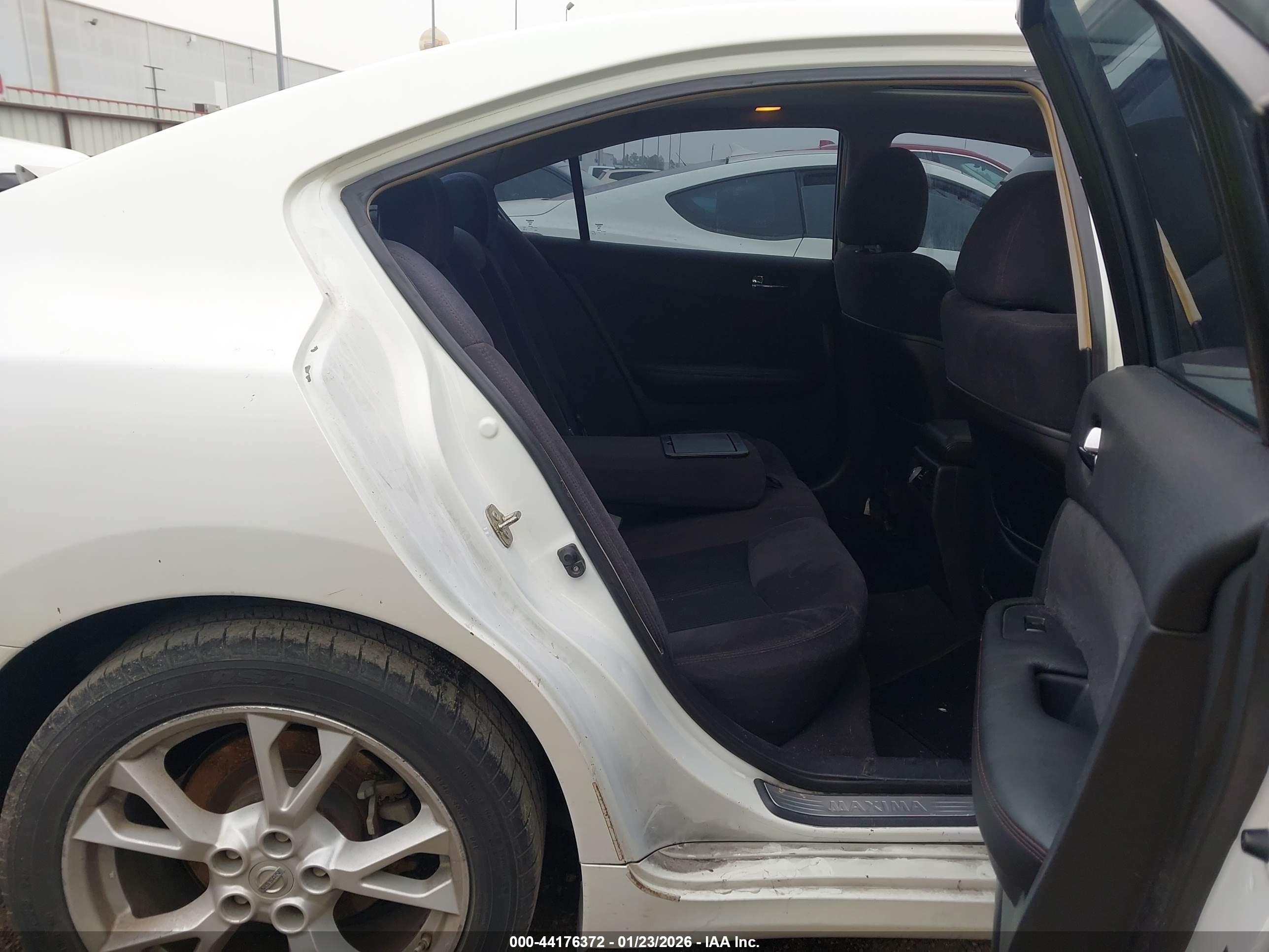 NISSAN MAXIMA image 8