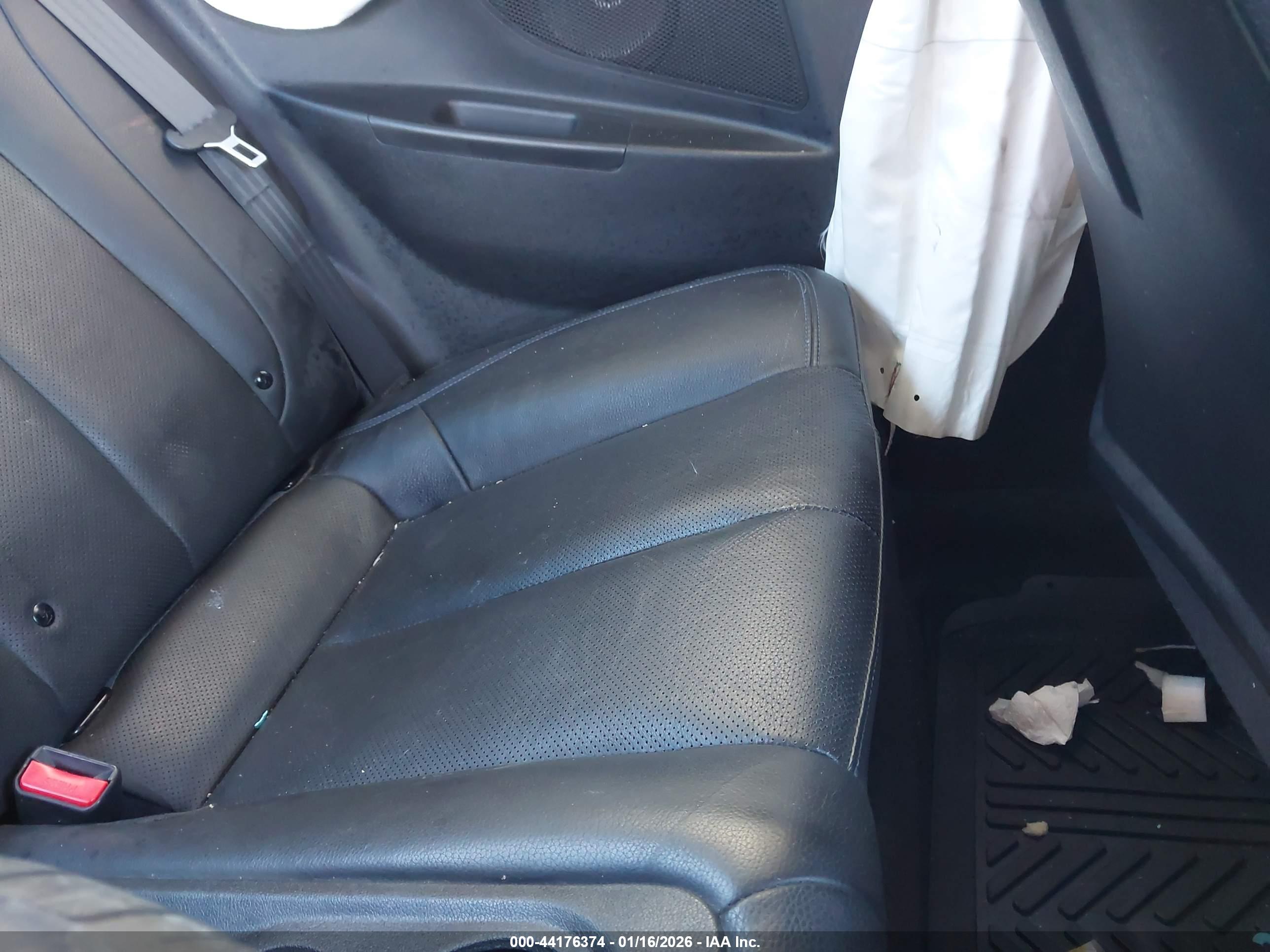 HYUNDAI VELOSTER image 8