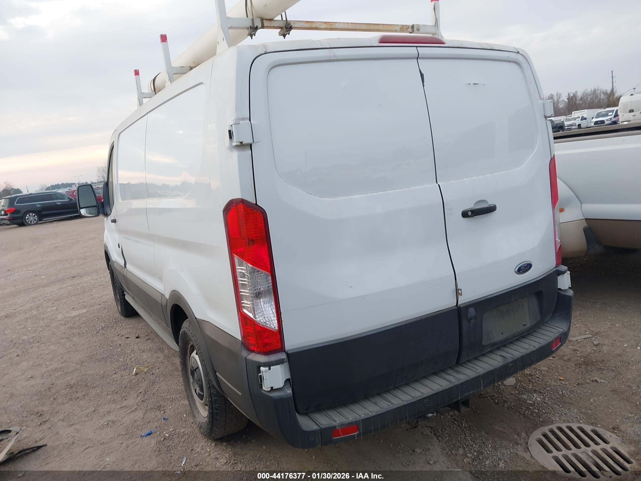 FORD TRANSIT-150 image 3