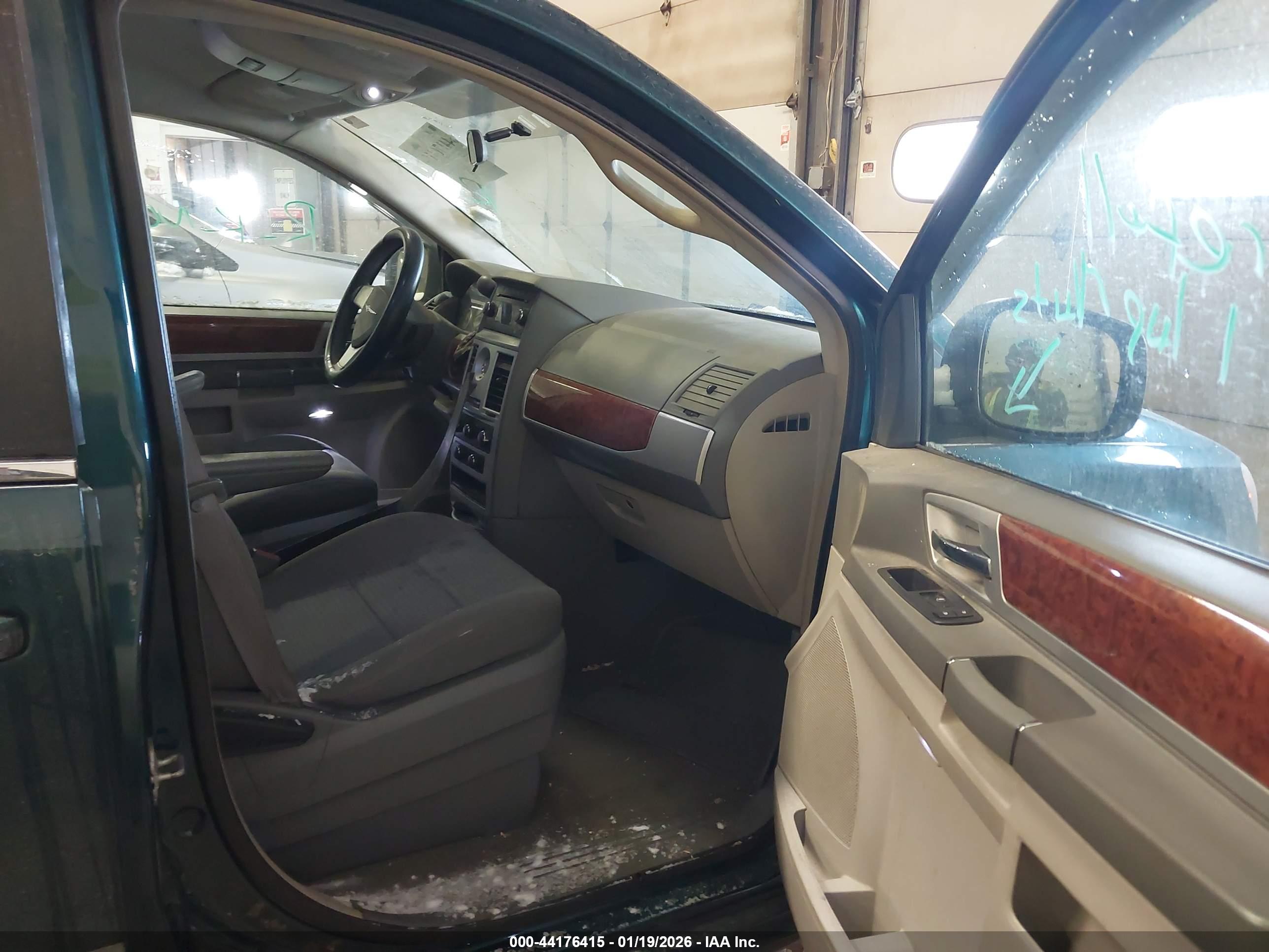 CHRYSLER TOWN image 5