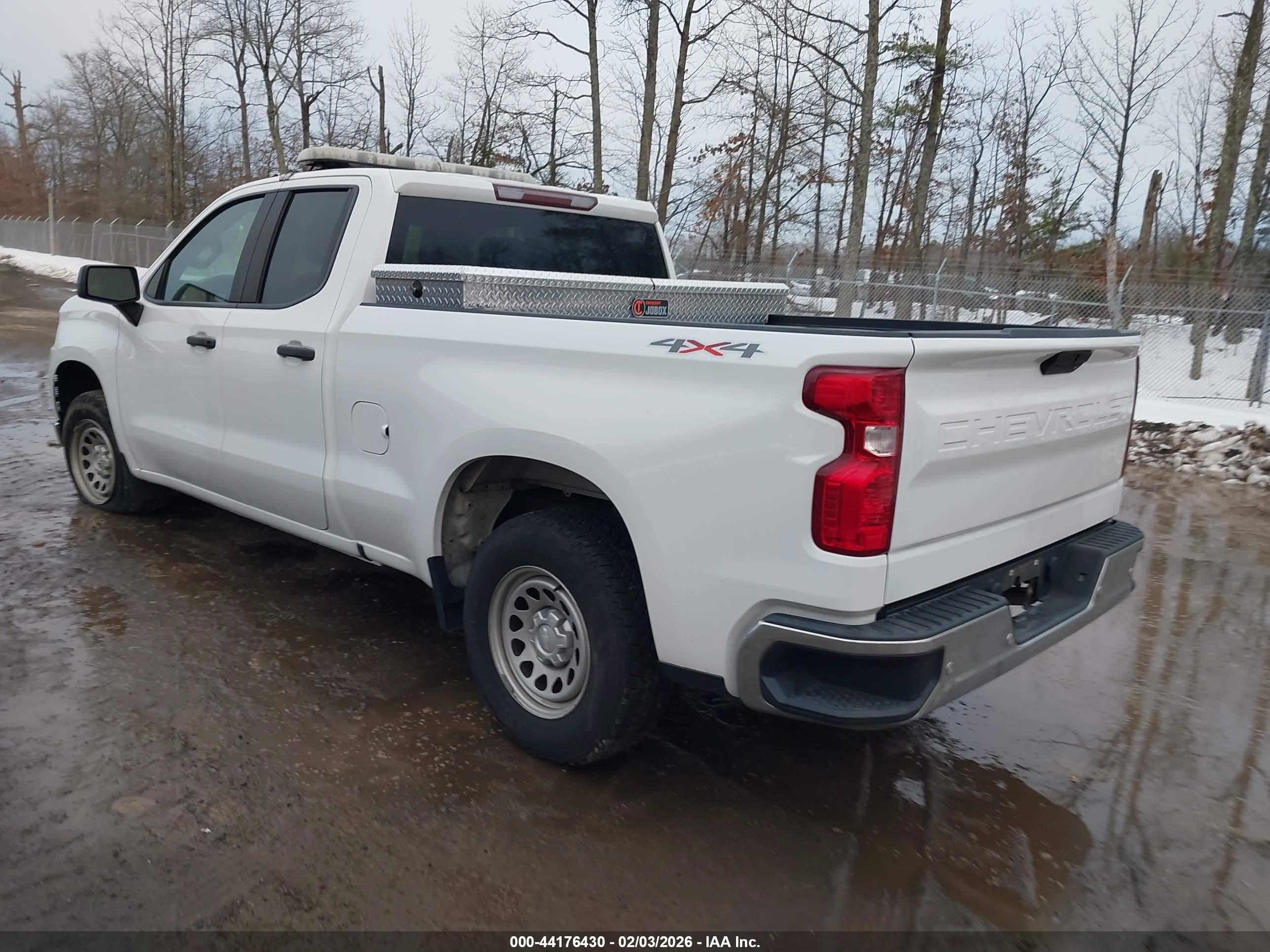 CHEVROLET SILVERADO image 3