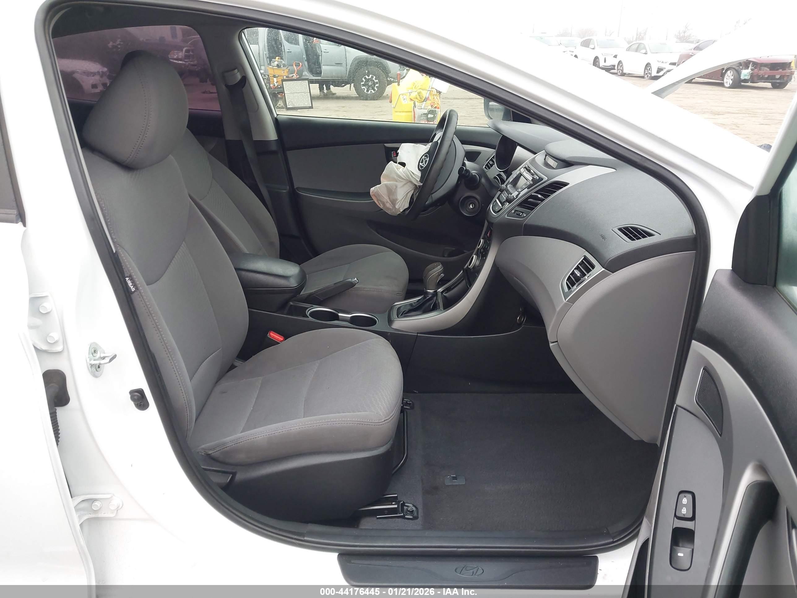 HYUNDAI ELANTRA image 5
