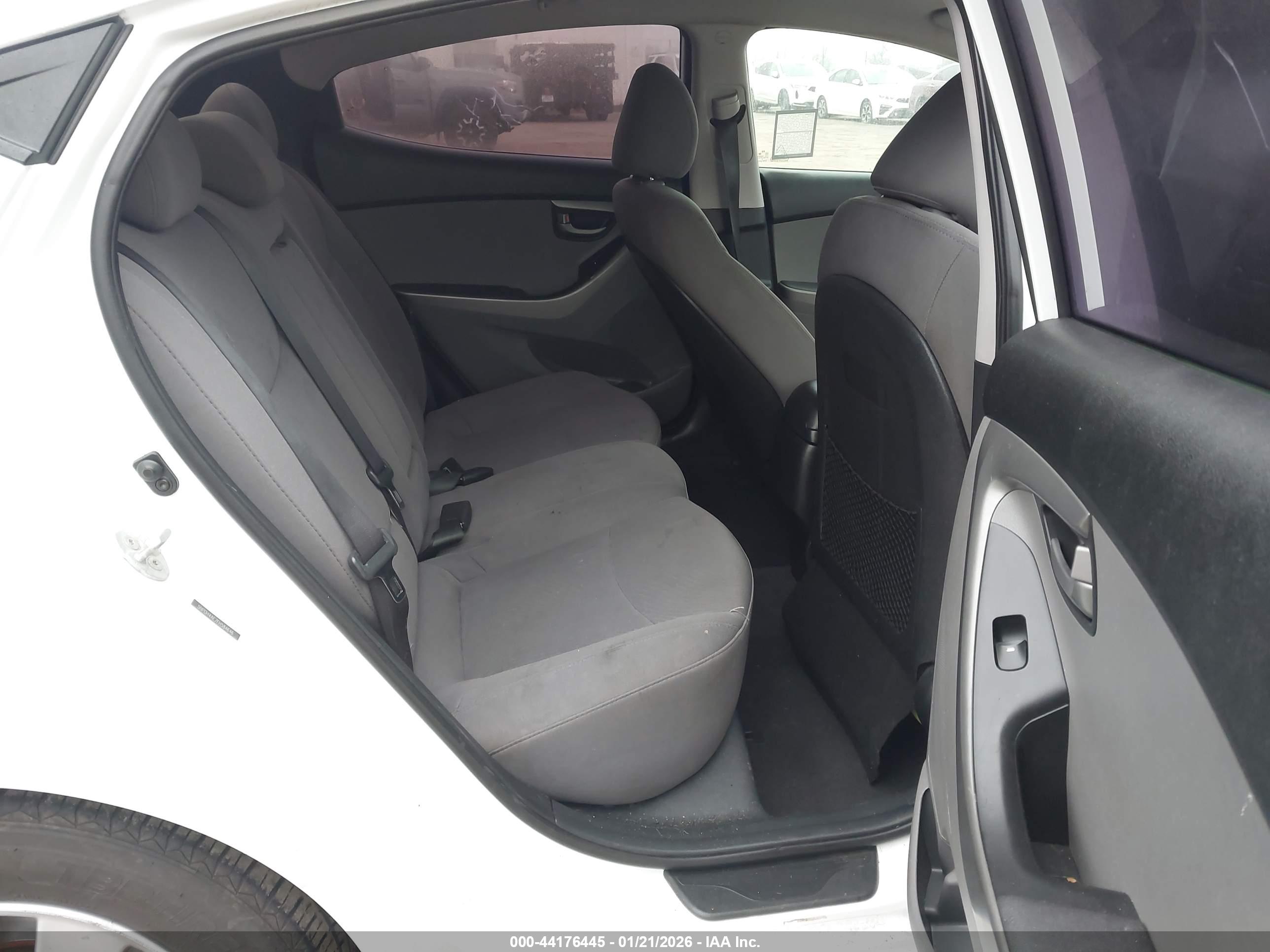 HYUNDAI ELANTRA image 8