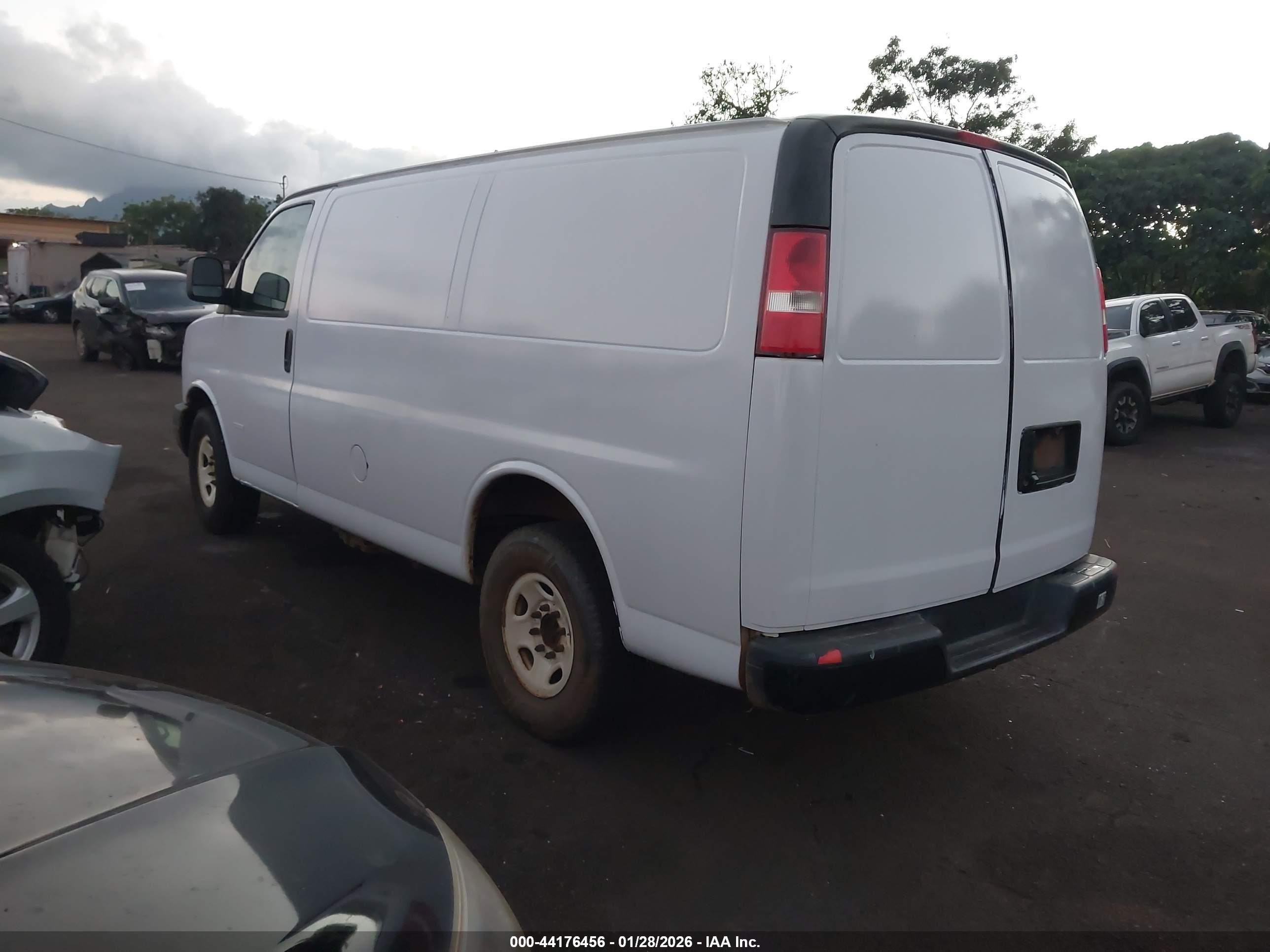 CHEVROLET EXPRESS image 3