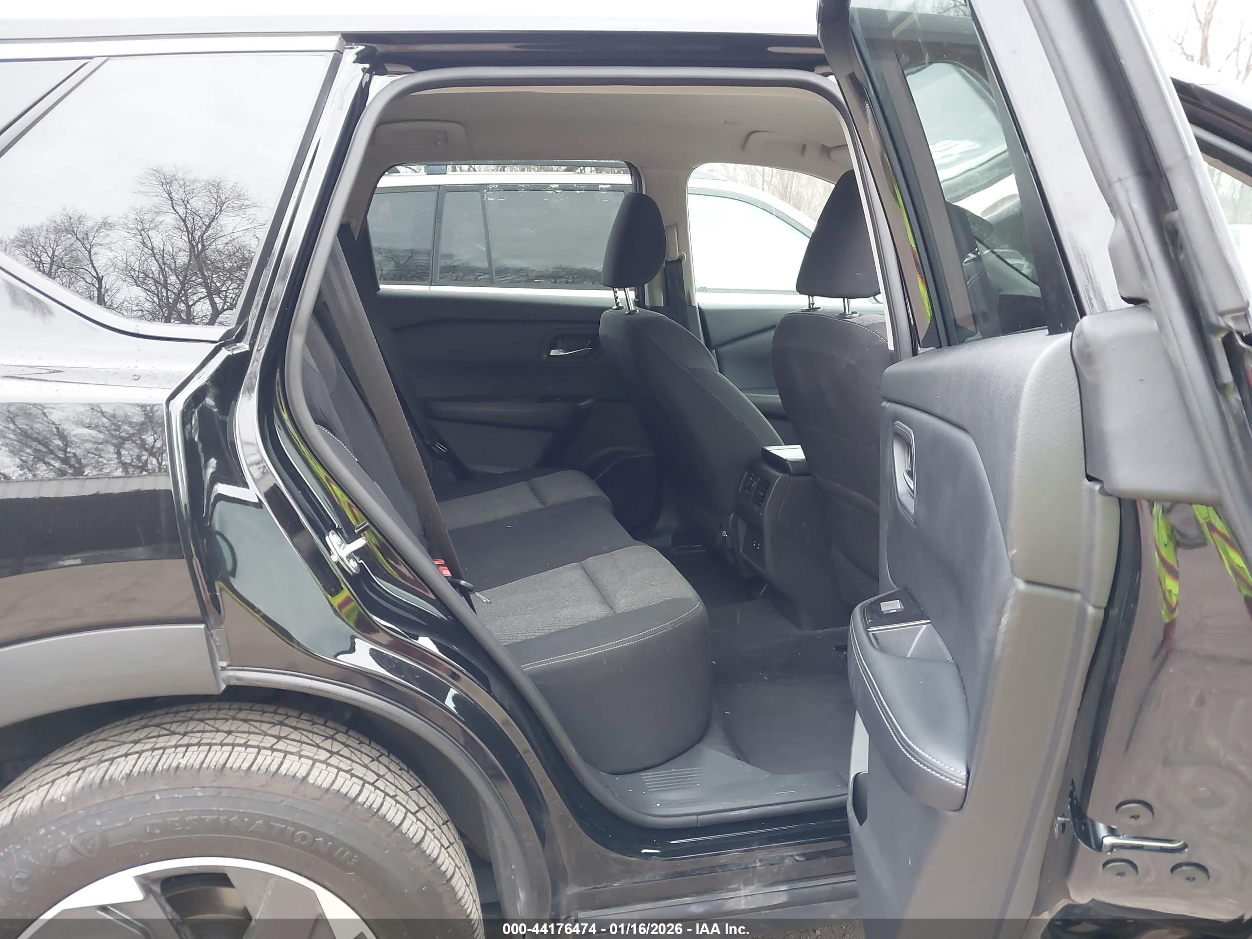 NISSAN ROGUE image 8