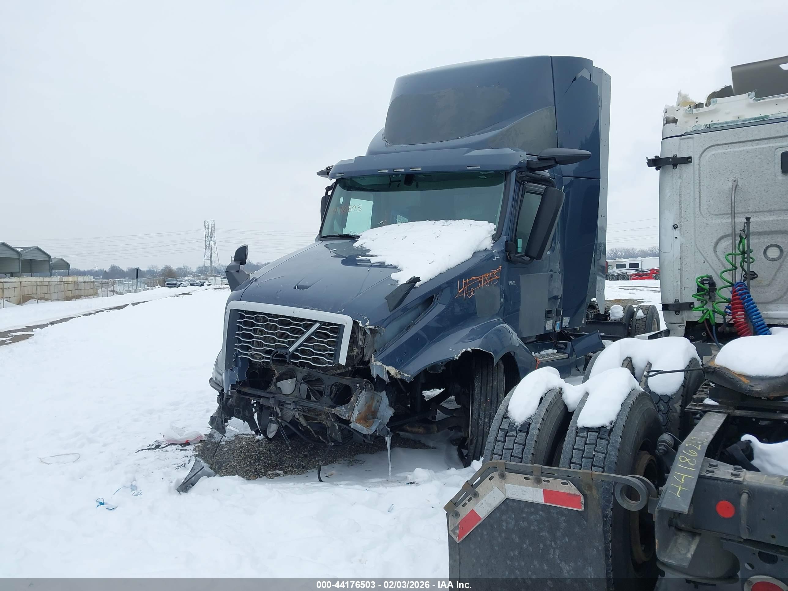 VOLVO VNL image 2