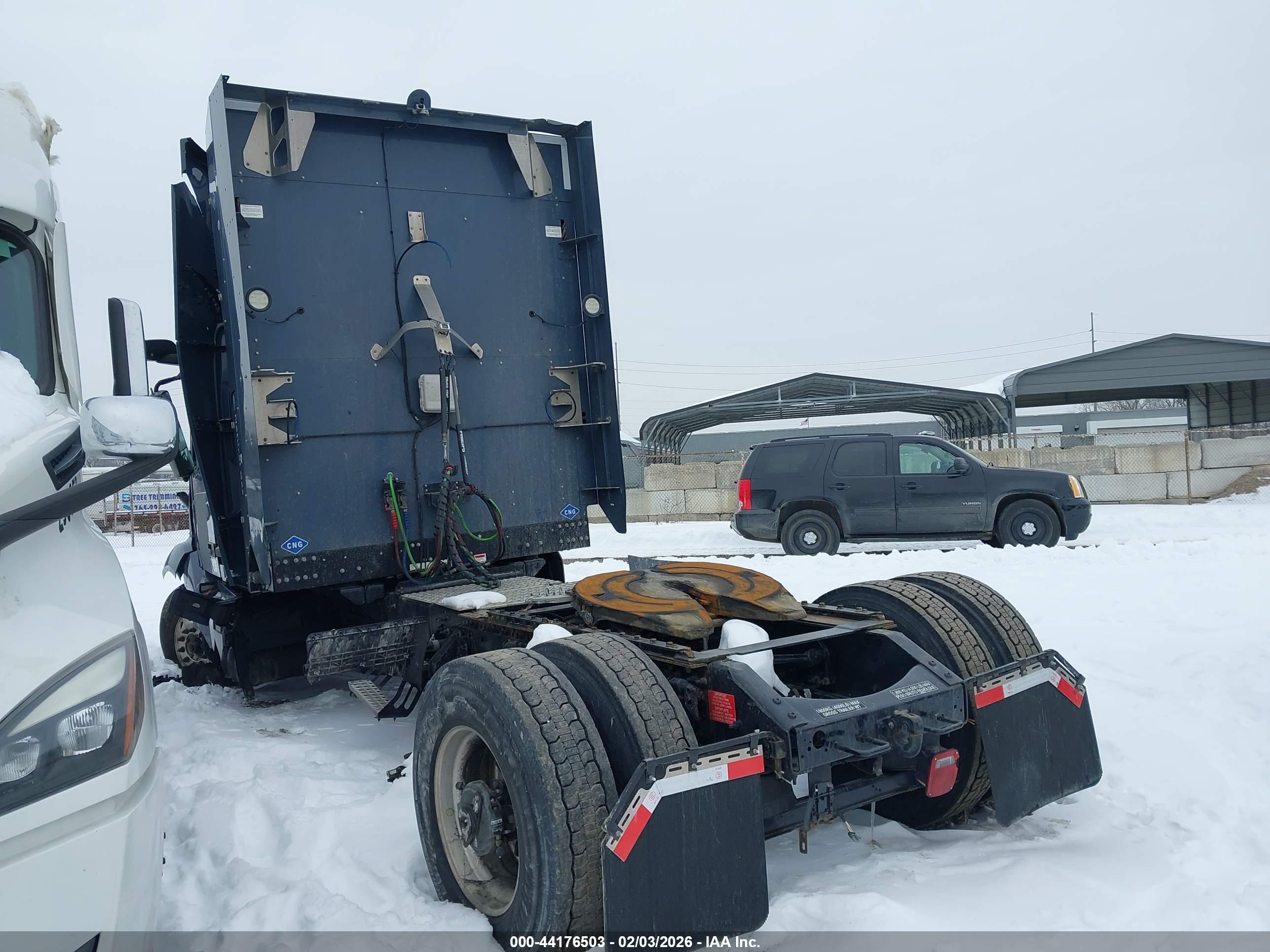 VOLVO VNL image 3