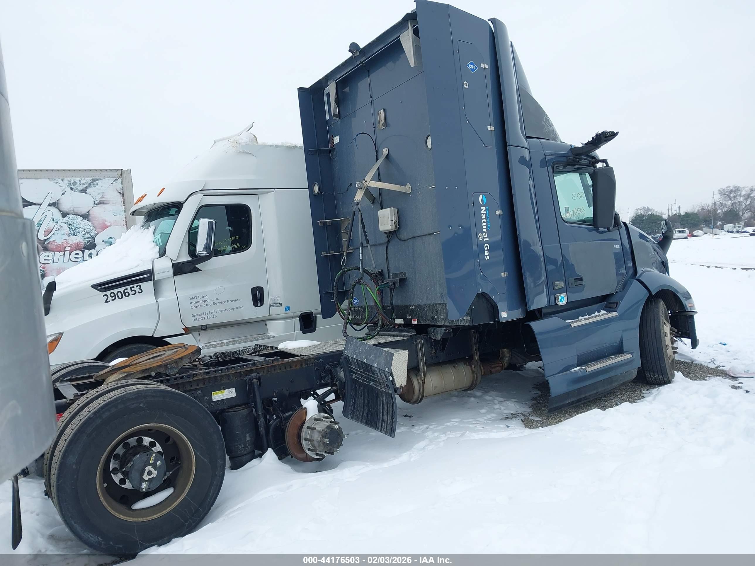 VOLVO VNL image 4