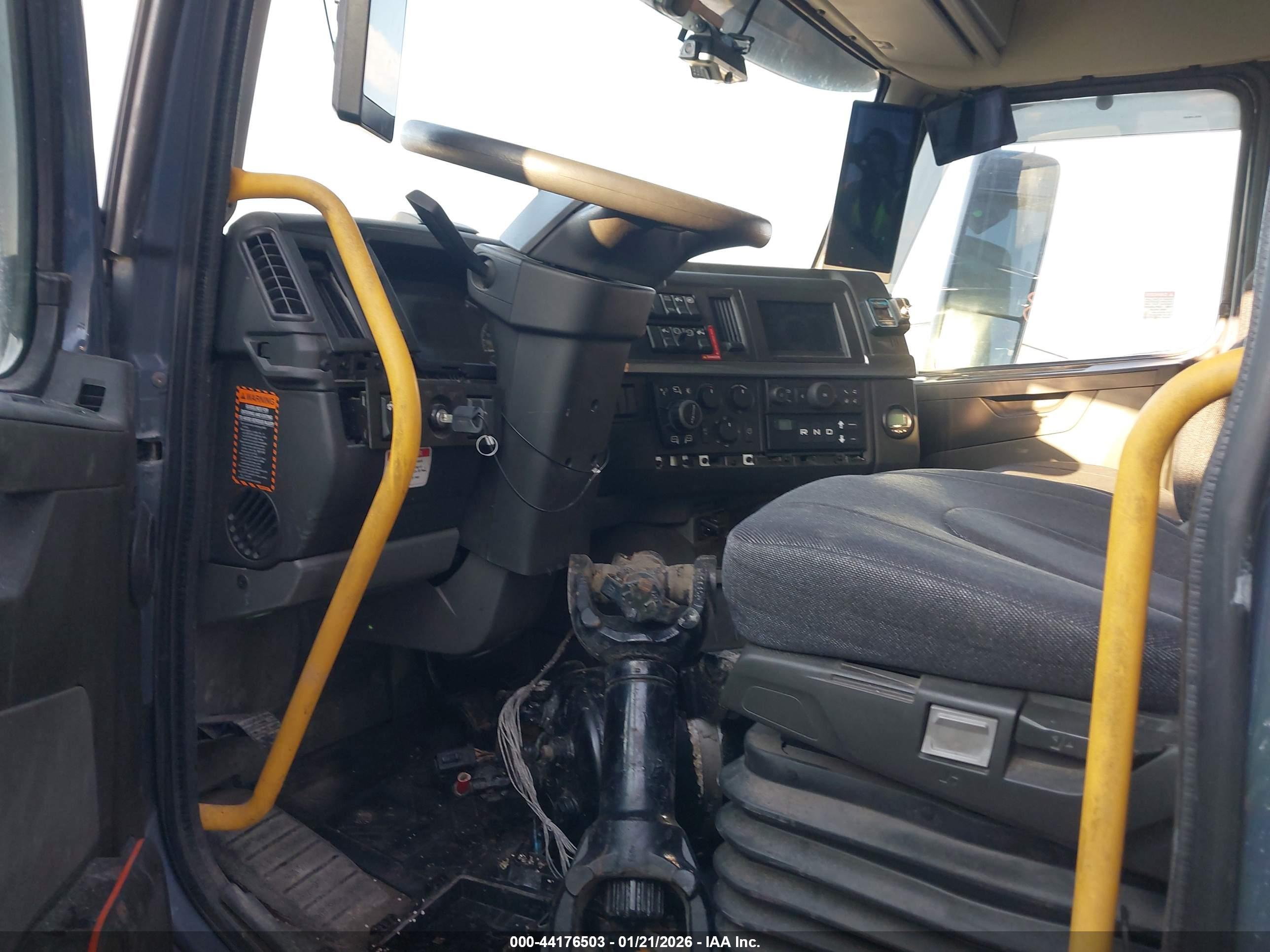 VOLVO VNL image 7