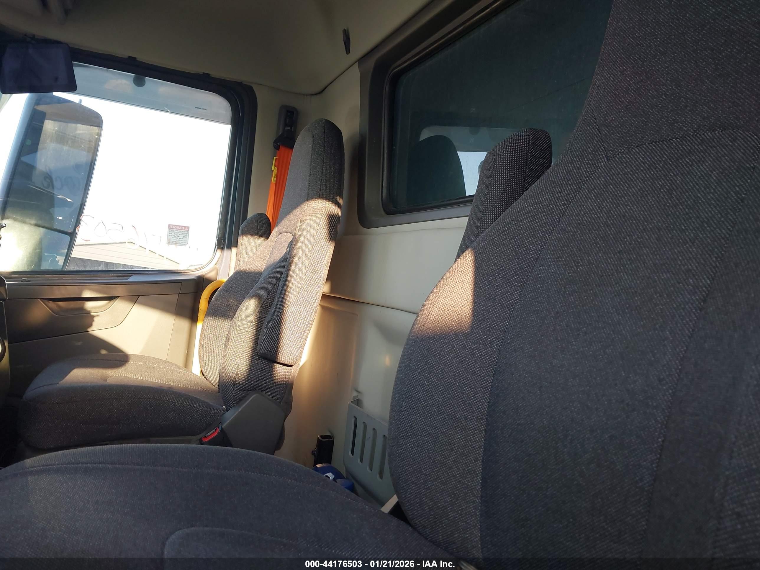 VOLVO VNL image 8