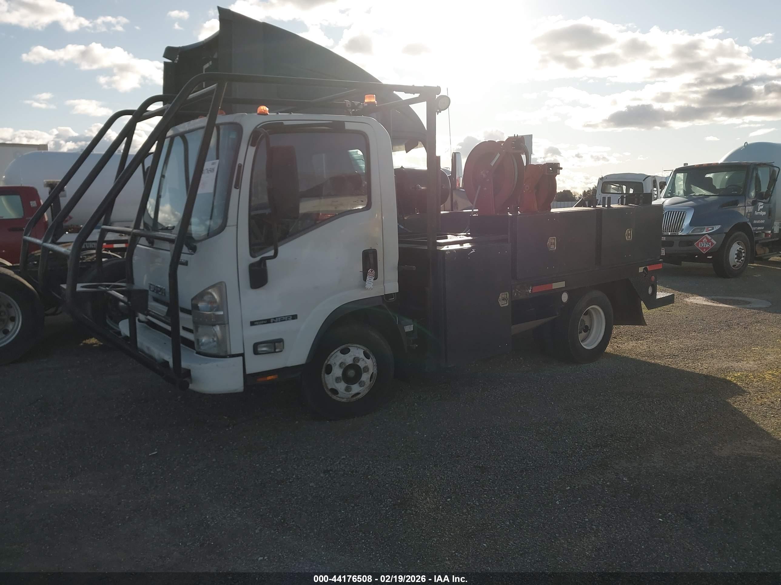 ISUZU NPR image 2