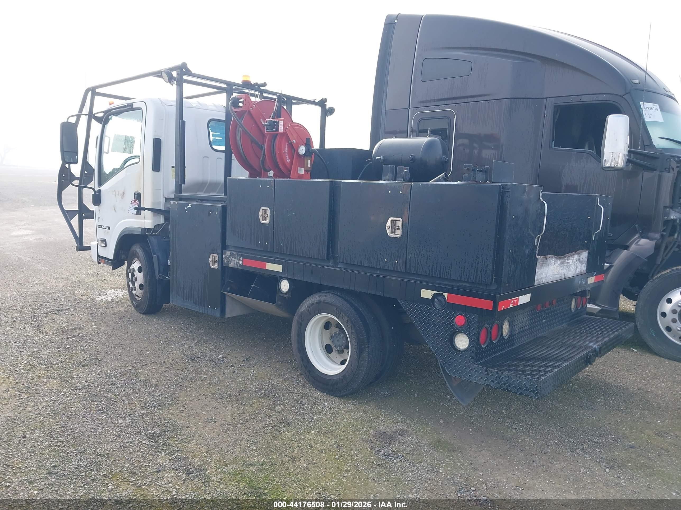 ISUZU NPR image 3
