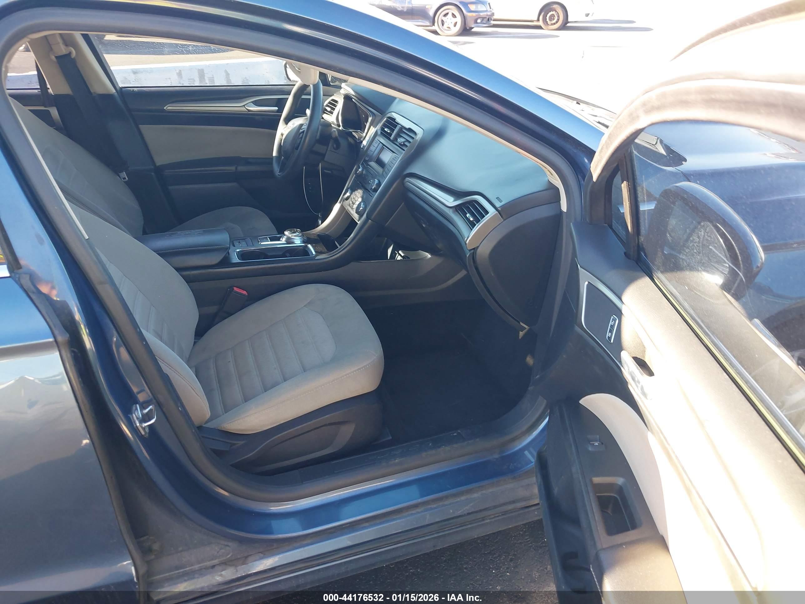 FORD FUSION image 5