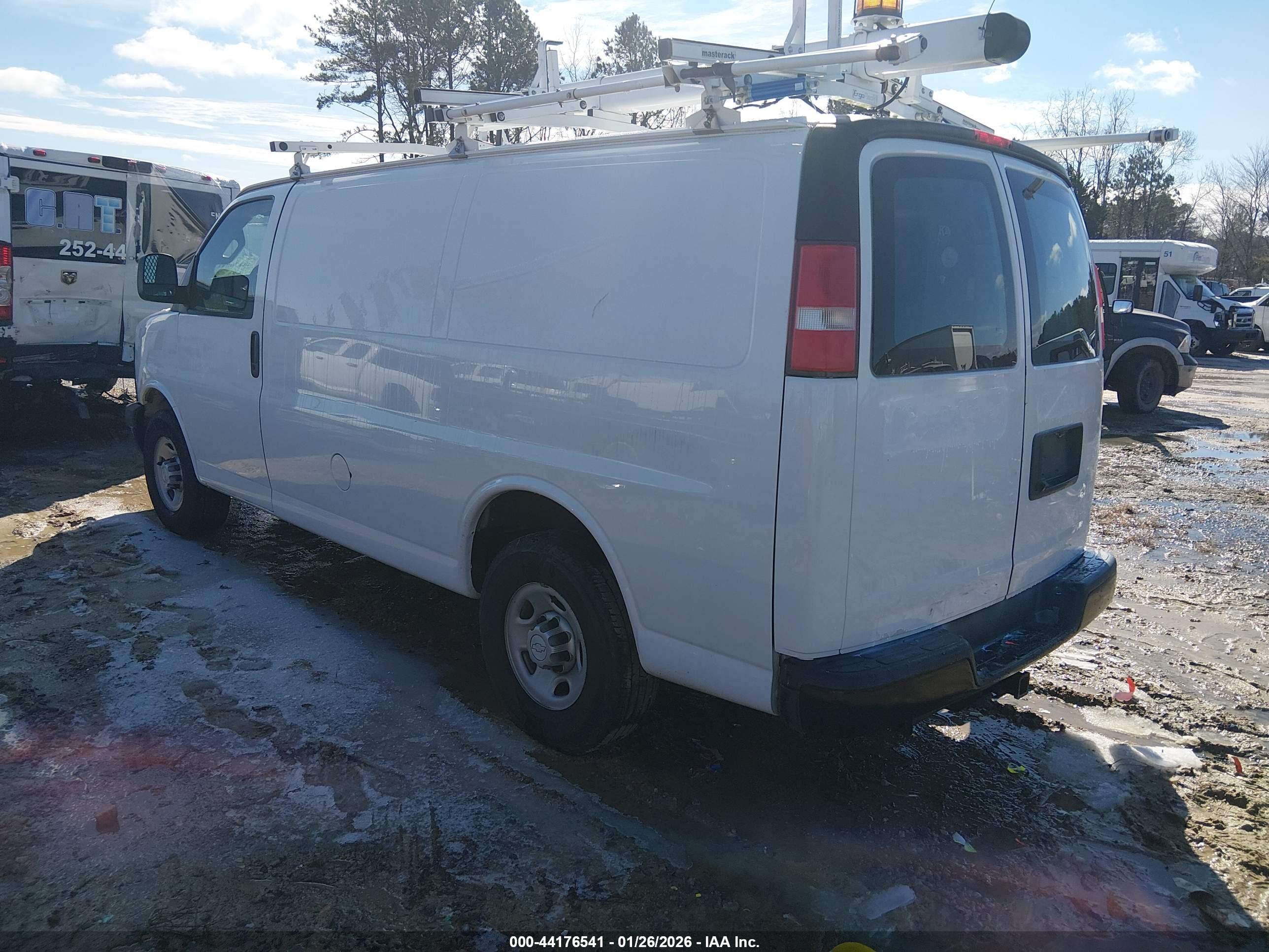 CHEVROLET EXPRESS image 3