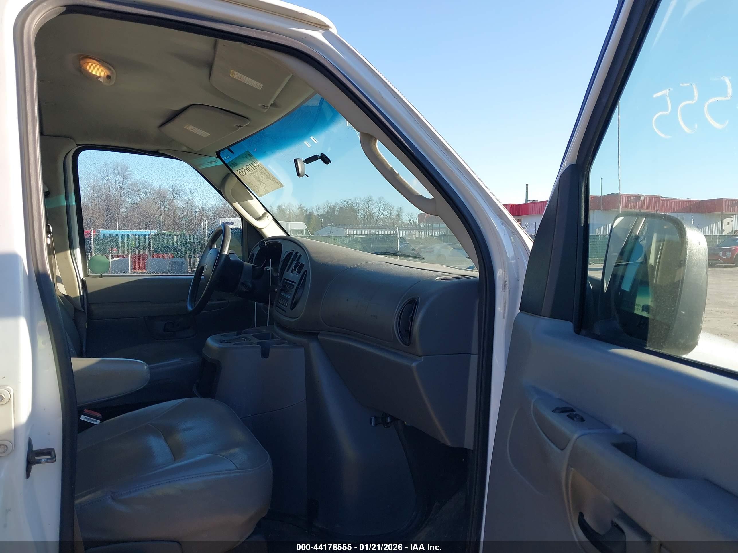 FORD E-150 image 5